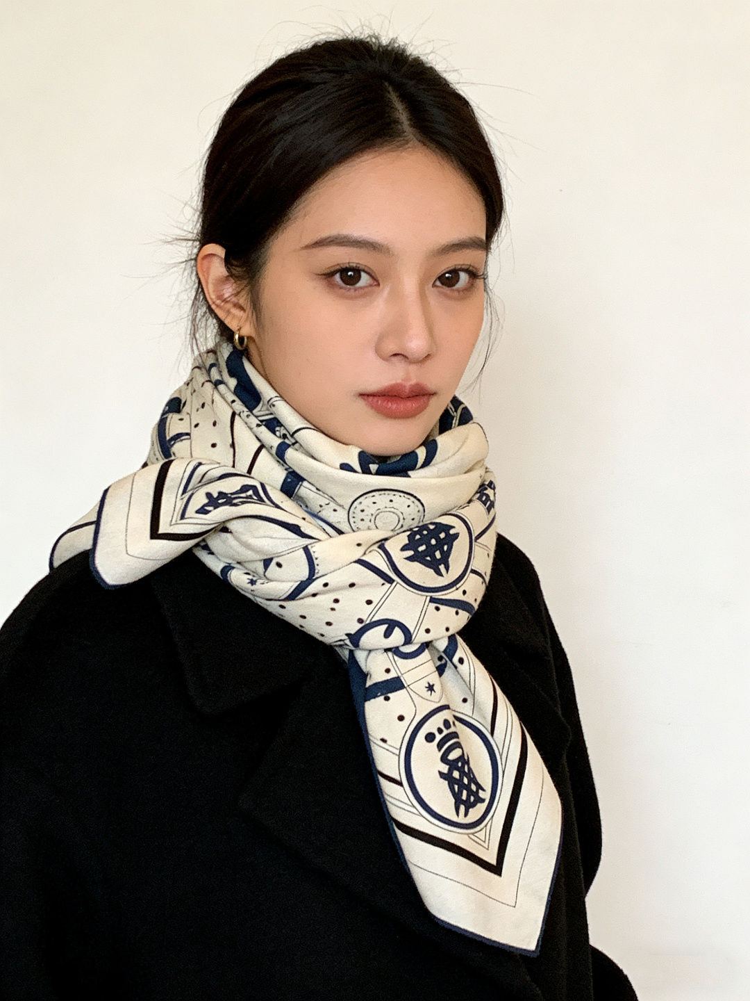 “清晨漫步Bandana”140厘米双面同色丝绒披肩手工卷边山羊绒和真丝混纺披肩（70%山羊绒，30%桑