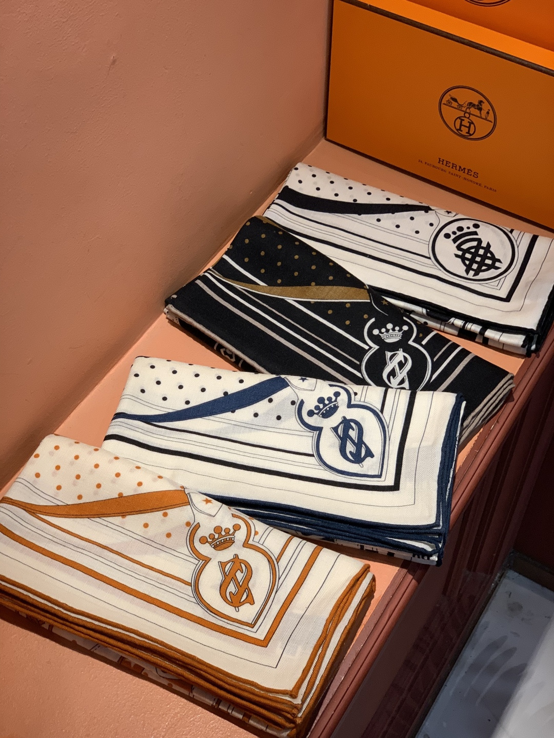 “清晨漫步Bandana”140厘米双面同色丝绒披肩手工卷边山羊绒和真丝混纺披肩（70%山羊绒，30%桑