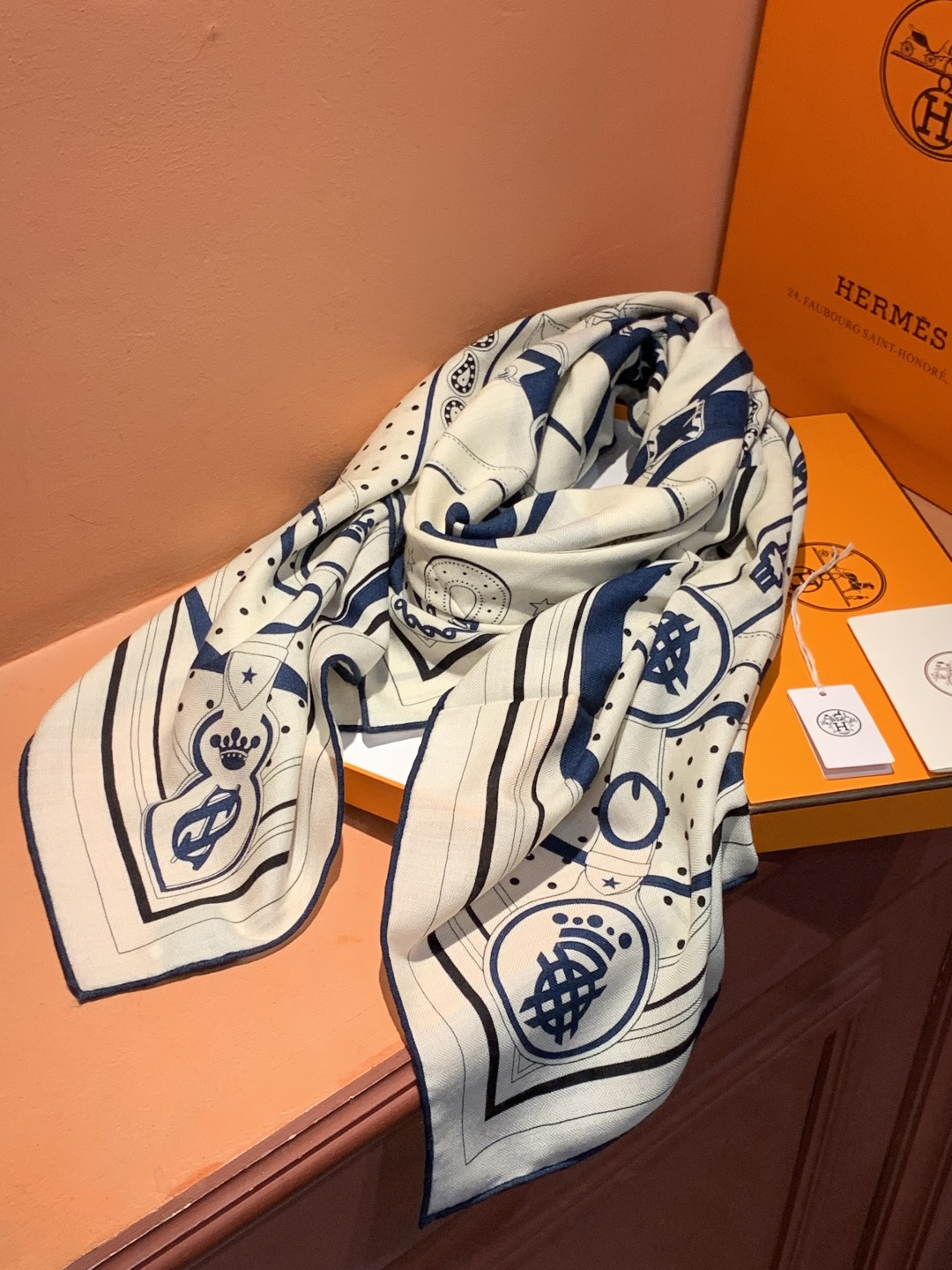 “清晨漫步Bandana”140厘米双面同色丝绒披肩手工卷边山羊绒和真丝混纺披肩（70%山羊绒，30%桑