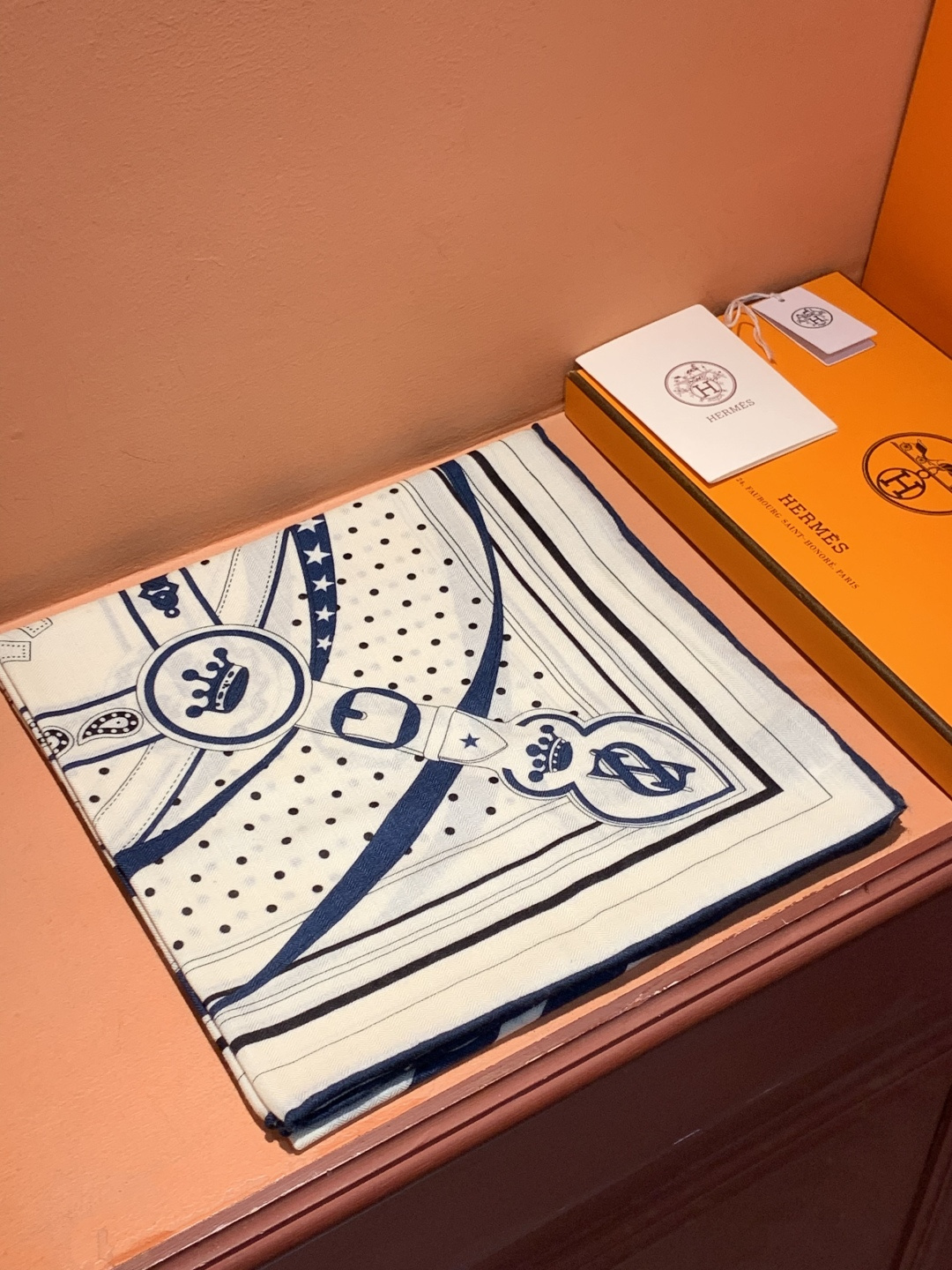 “清晨漫步Bandana”140厘米双面同色丝绒披肩手工卷边山羊绒和真丝混纺披肩（70%山羊绒，30%桑