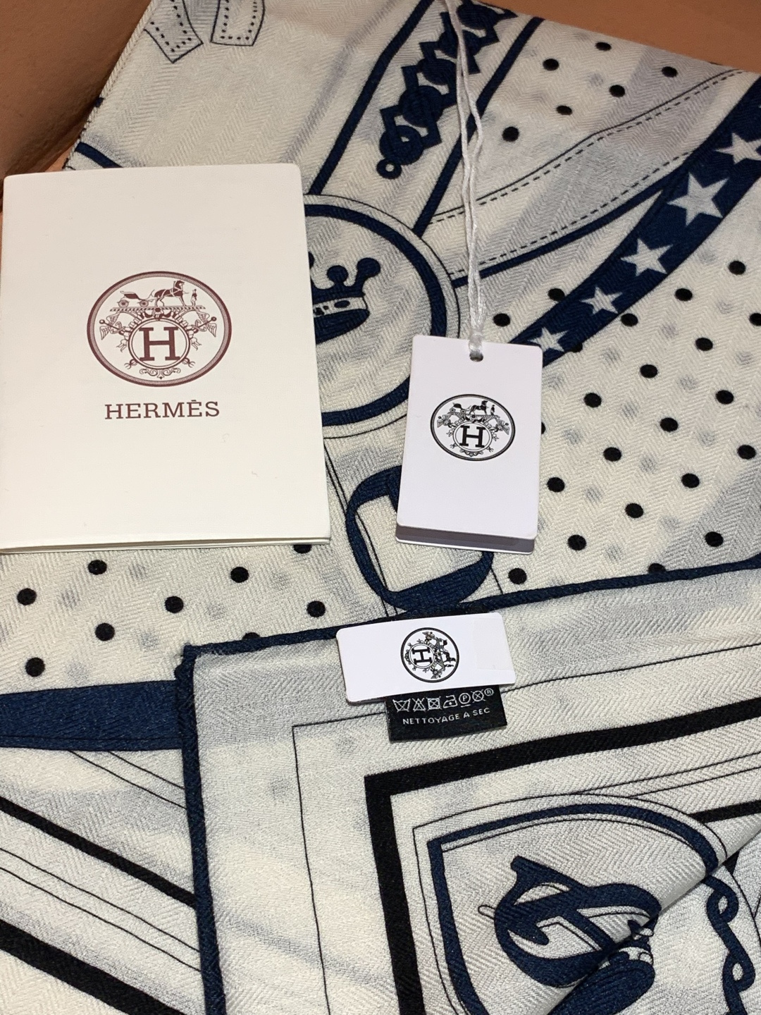 “清晨漫步Bandana”140厘米双面同色丝绒披肩手工卷边山羊绒和真丝混纺披肩（70%山羊绒，30%桑