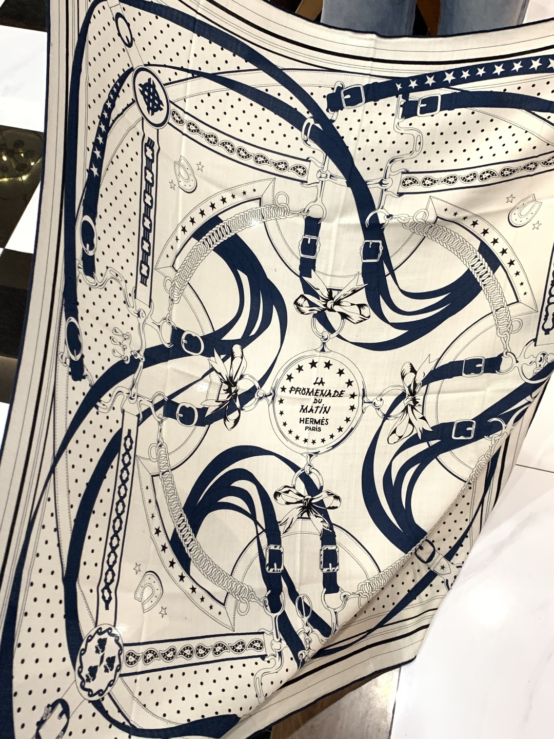 “清晨漫步Bandana”140厘米双面同色丝绒披肩手工卷边山羊绒和真丝混纺披肩（70%山羊绒，30%桑