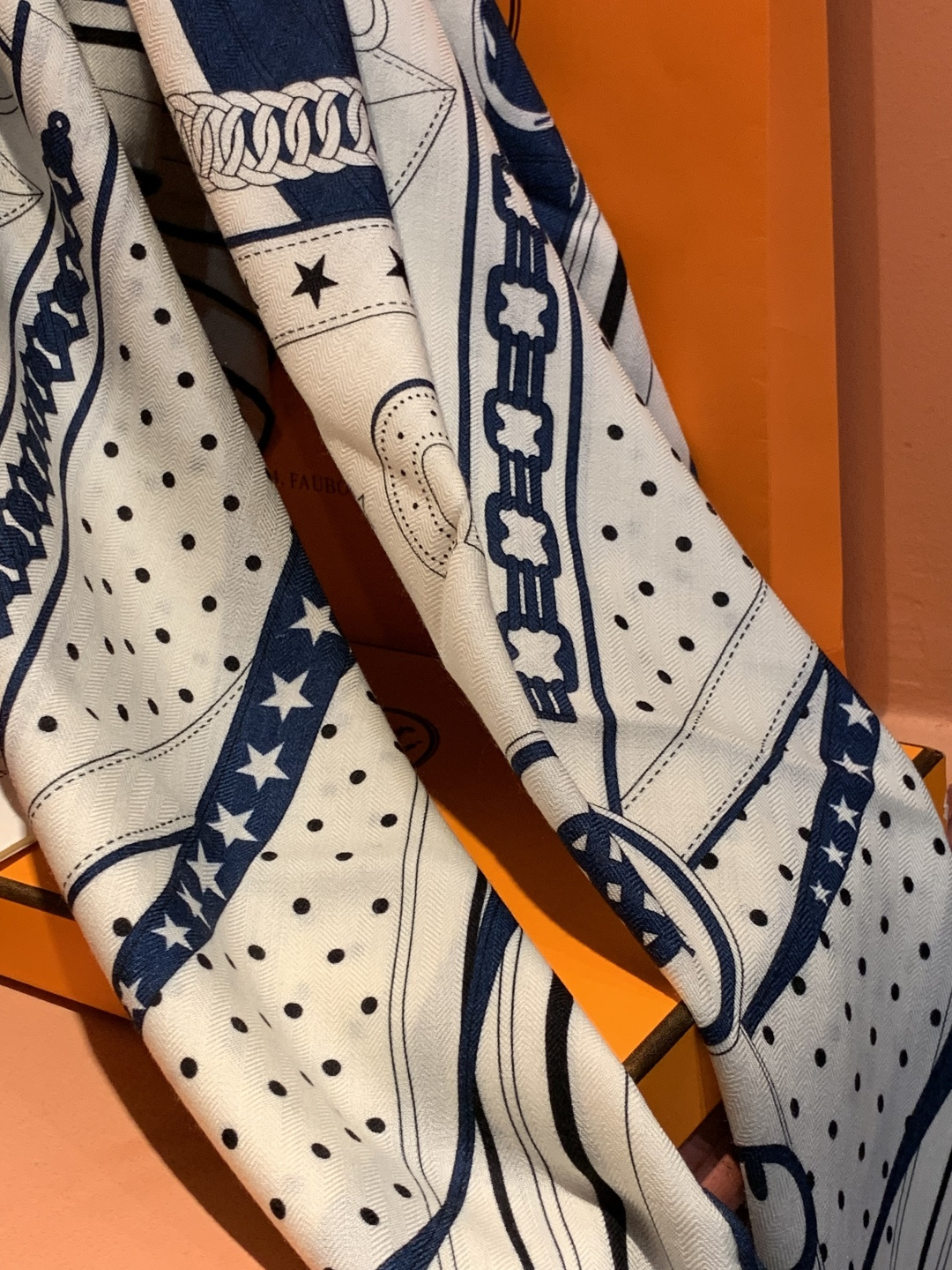 “清晨漫步Bandana”140厘米双面同色丝绒披肩手工卷边山羊绒和真丝混纺披肩（70%山羊绒，30%桑