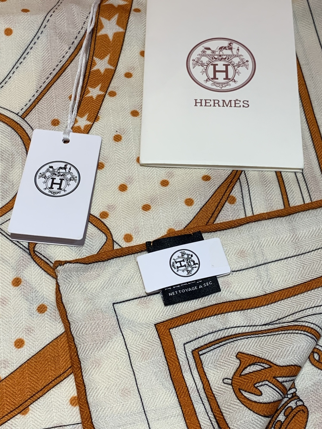 “清晨漫步Bandana”140厘米双面同色丝绒披肩手工卷边山羊绒和真丝混纺披肩（70%山羊绒，30%桑