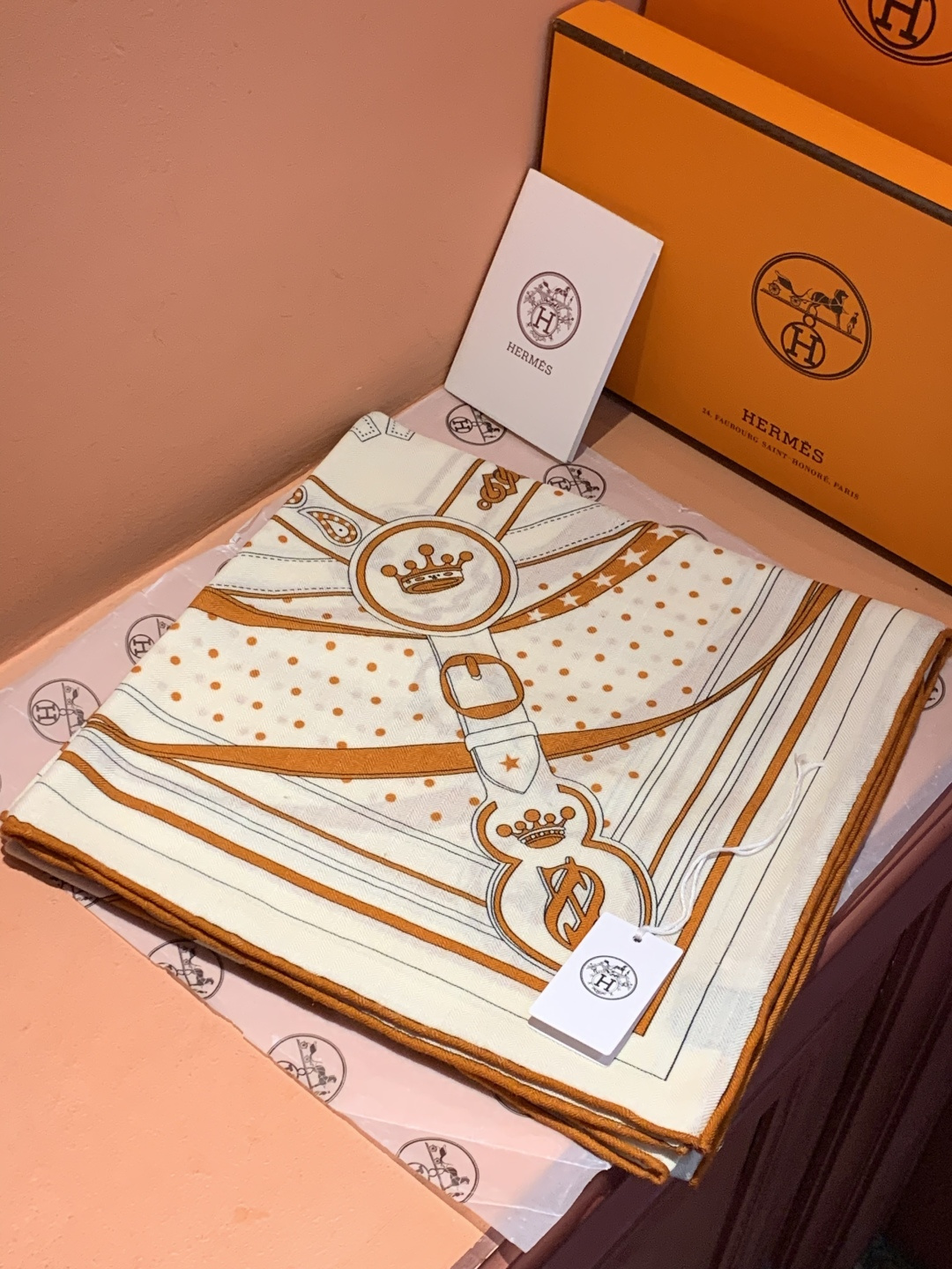 “清晨漫步Bandana”140厘米双面同色丝绒披肩手工卷边山羊绒和真丝混纺披肩（70%山羊绒，30%桑