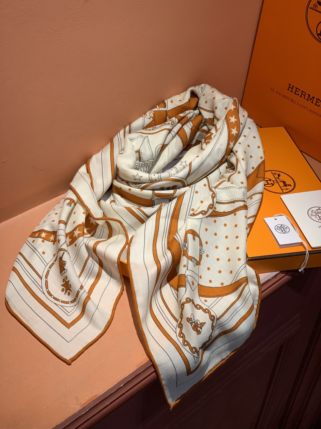 “清晨漫步Bandana”140厘米双面同色丝绒披肩手工卷边山羊绒和真丝混纺披肩（70%山羊绒，30%桑