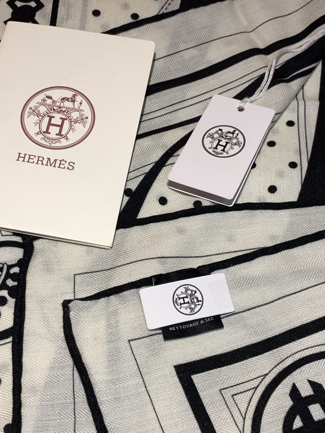 “清晨漫步Bandana”140厘米双面同色丝绒披肩手工卷边山羊绒和真丝混纺披肩（70%山羊绒，30%桑