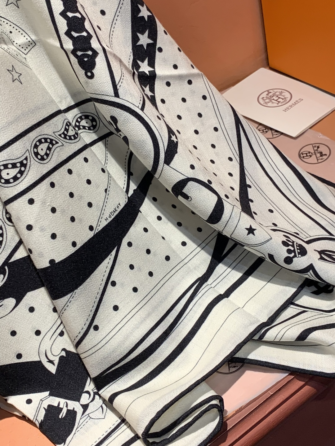 “清晨漫步Bandana”140厘米双面同色丝绒披肩手工卷边山羊绒和真丝混纺披肩（70%山羊绒，30%桑