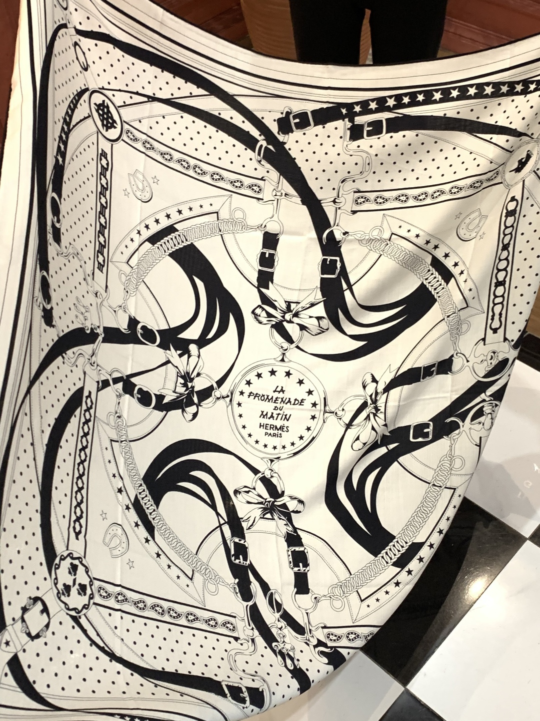 “清晨漫步Bandana”140厘米双面同色丝绒披肩手工卷边山羊绒和真丝混纺披肩（70%山羊绒，30%桑