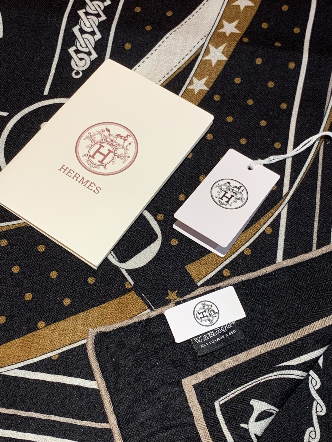 “清晨漫步Bandana”140厘米双面同色丝绒披肩手工卷边山羊绒和真丝混纺披肩（70%山羊绒，30%桑