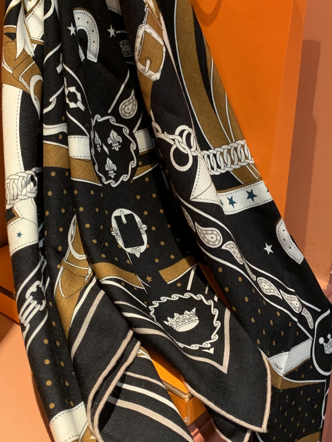 “清晨漫步Bandana”140厘米双面同色丝绒披肩手工卷边山羊绒和真丝混纺披肩（70%山羊绒，30%桑