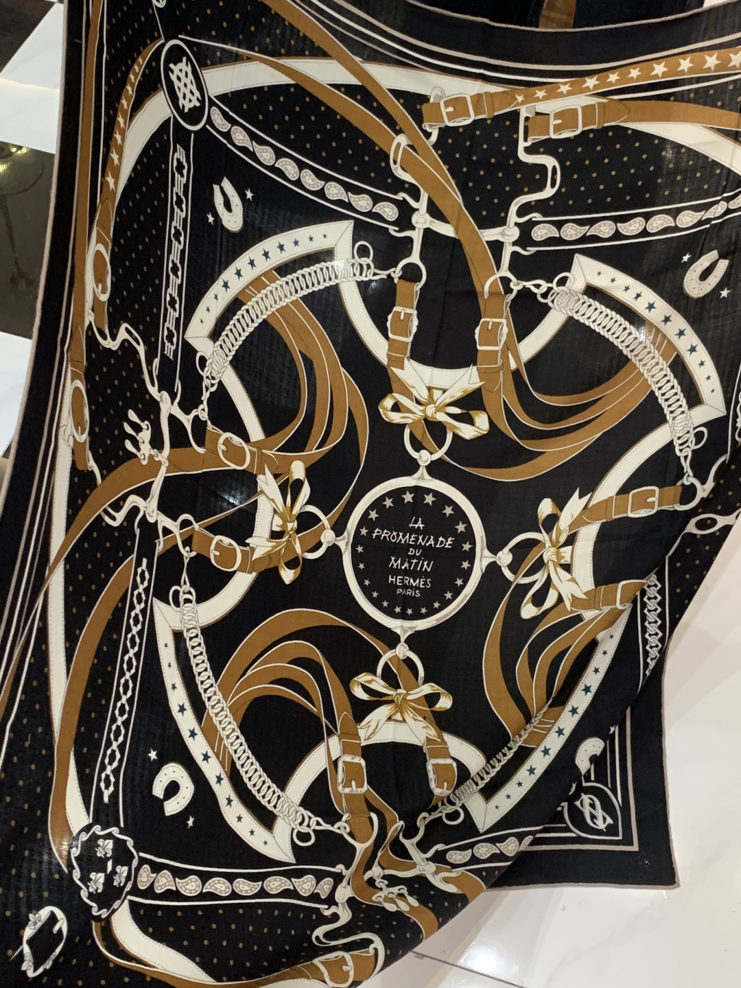 “清晨漫步Bandana”140厘米双面同色丝绒披肩手工卷边山羊绒和真丝混纺披肩（70%山羊绒，30%桑