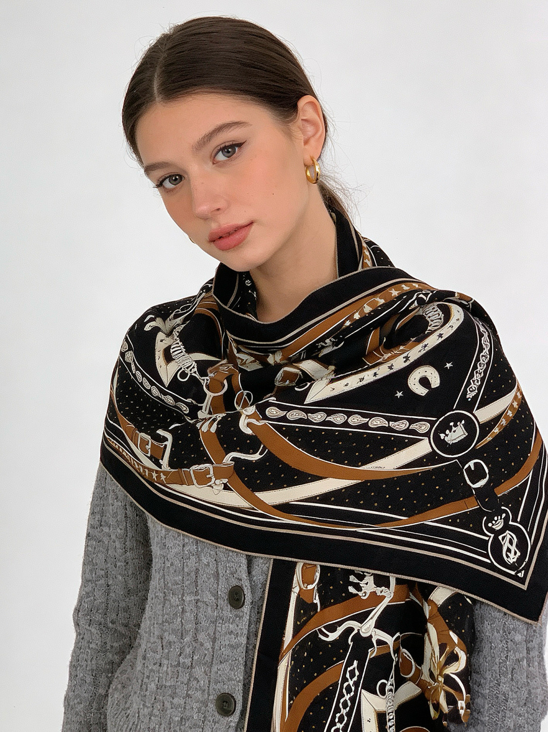 “清晨漫步Bandana”140厘米双面同色丝绒披肩手工卷边山羊绒和真丝混纺披肩（70%山羊绒，30%桑