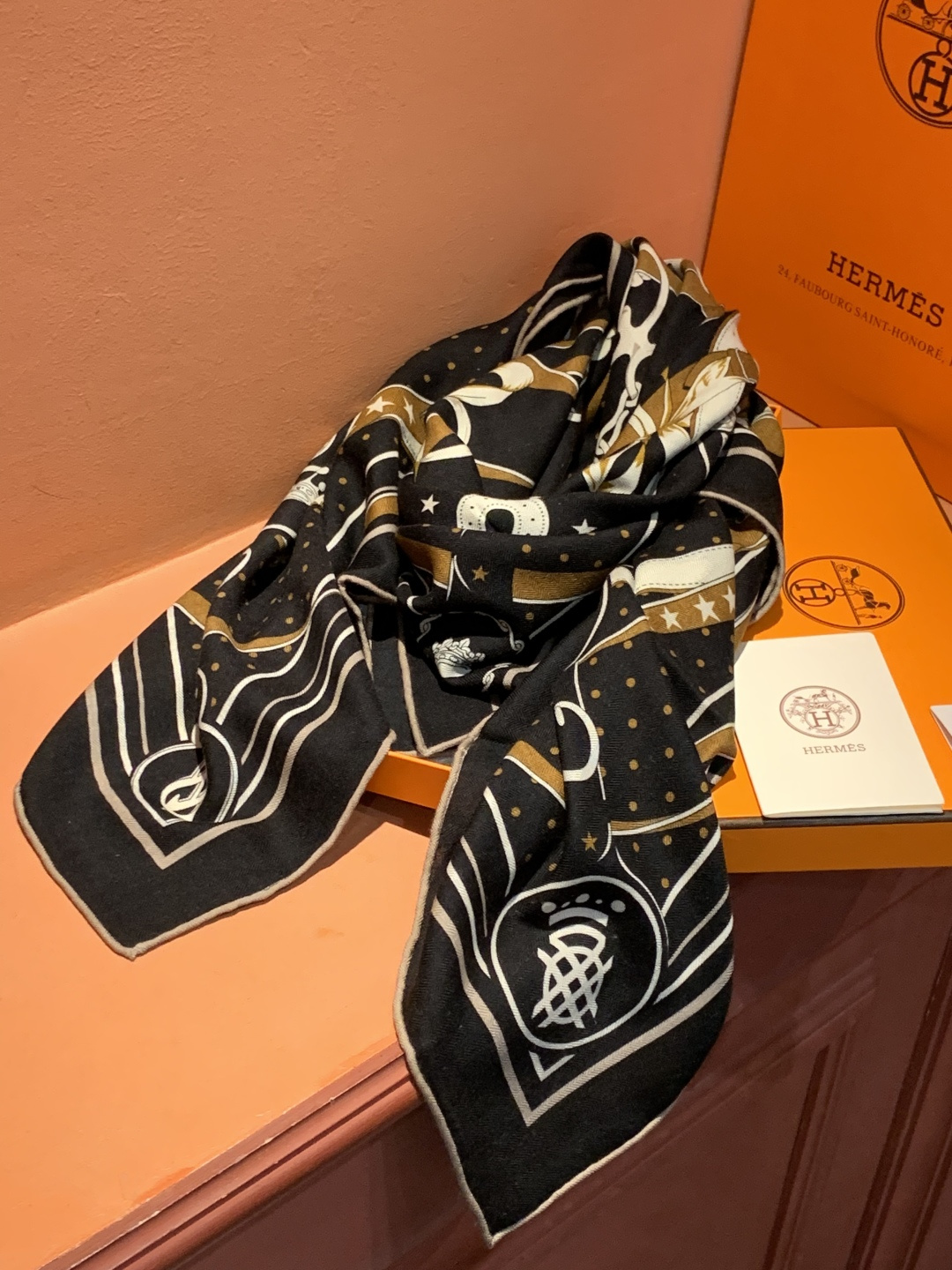 “清晨漫步Bandana”140厘米双面同色丝绒披肩手工卷边山羊绒和真丝混纺披肩（70%山羊绒，30%桑