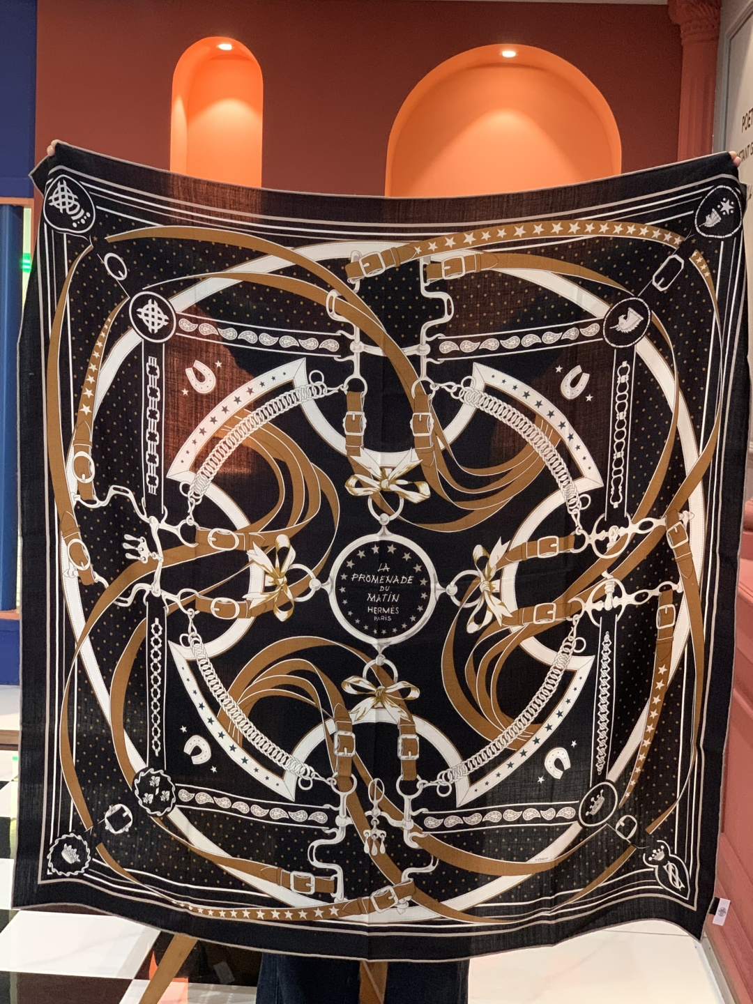 “清晨漫步Bandana”140厘米双面同色丝绒披肩手工卷边山羊绒和真丝混纺披肩（70%山羊绒，30%桑