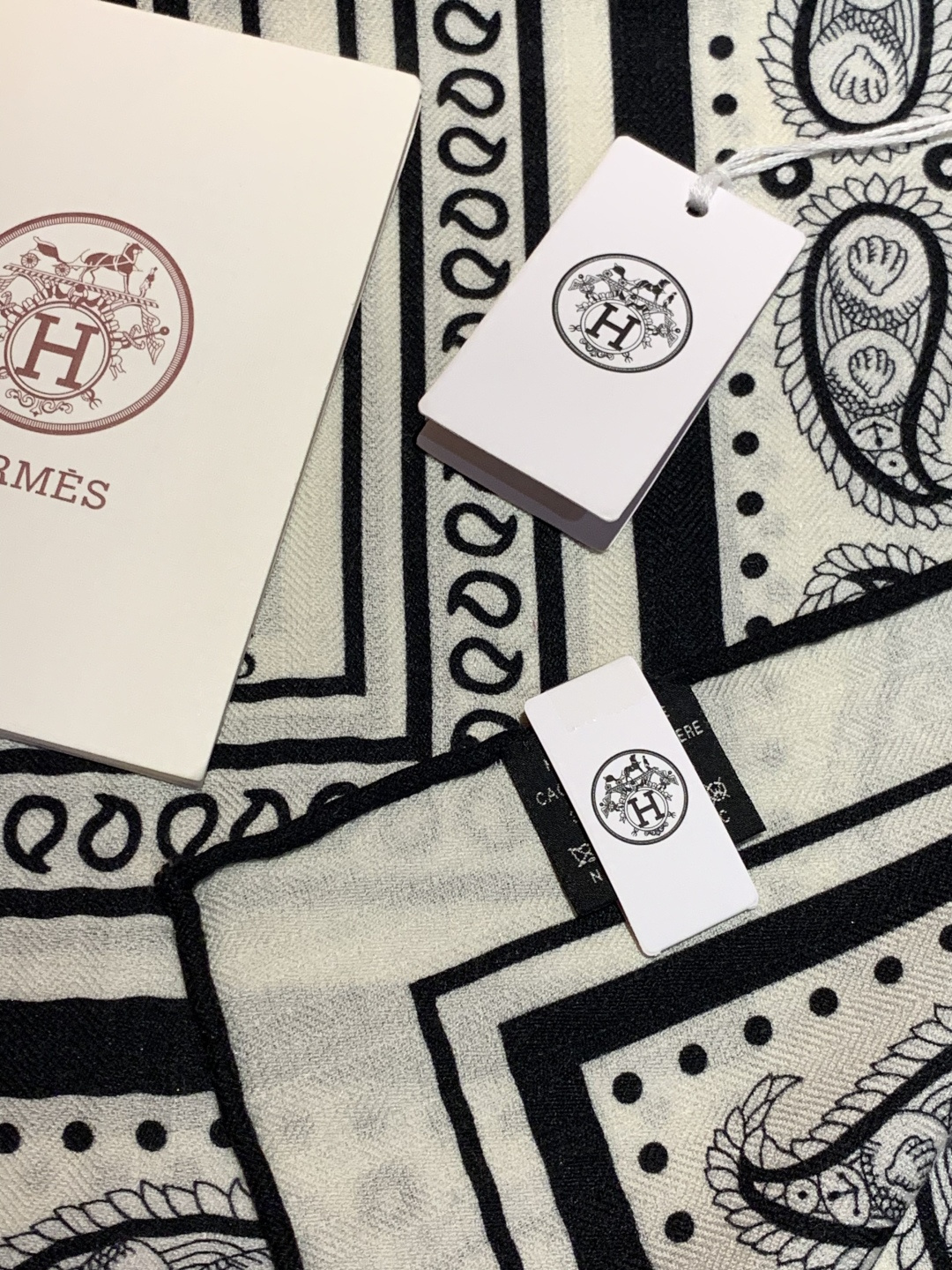 羊绒新款🆕👏👏买了都说好看‼️推荐💕爱马仕双面同色羊绒方巾【水手纹身双面同色140】，顶级工艺超值‼️爱