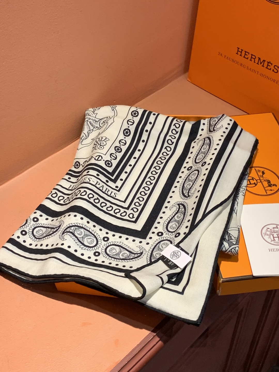 羊绒新款🆕👏👏买了都说好看‼️推荐💕爱马仕双面同色羊绒方巾【水手纹身双面同色140】，顶级工艺超值‼️爱