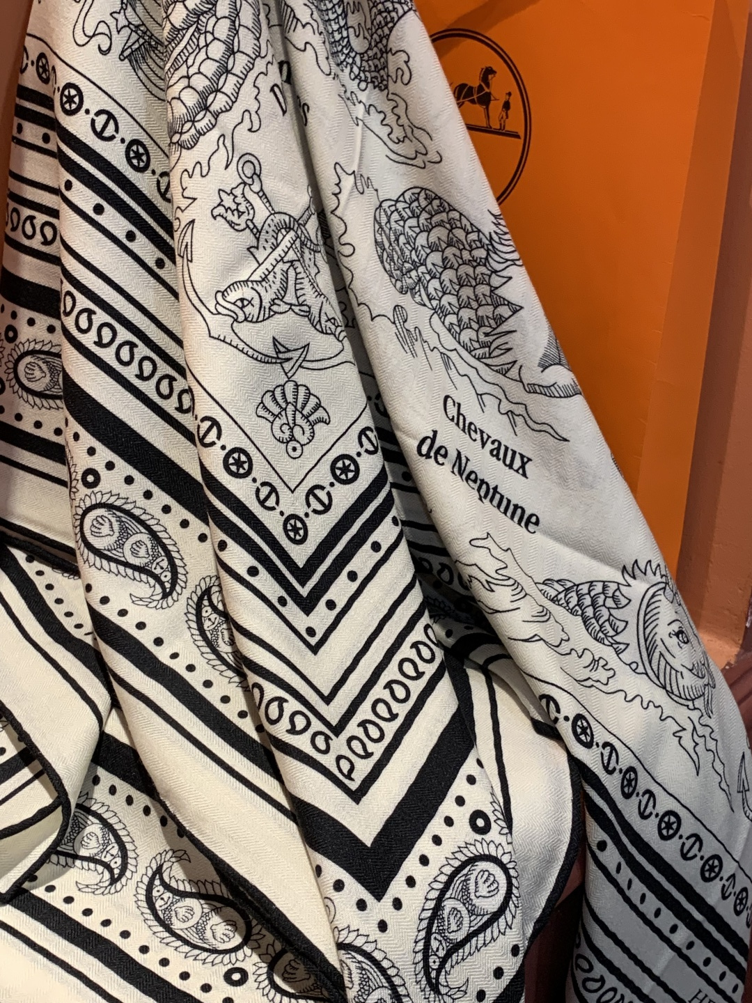 羊绒新款🆕👏👏买了都说好看‼️推荐💕爱马仕双面同色羊绒方巾【水手纹身双面同色140】，顶级工艺超值‼️爱