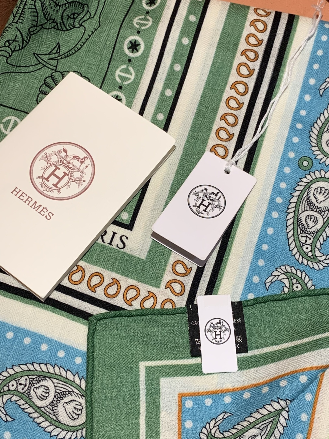 羊绒新款🆕👏👏买了都说好看‼️推荐💕爱马仕双面同色羊绒方巾【水手纹身双面同色140】，顶级工艺超值‼️爱