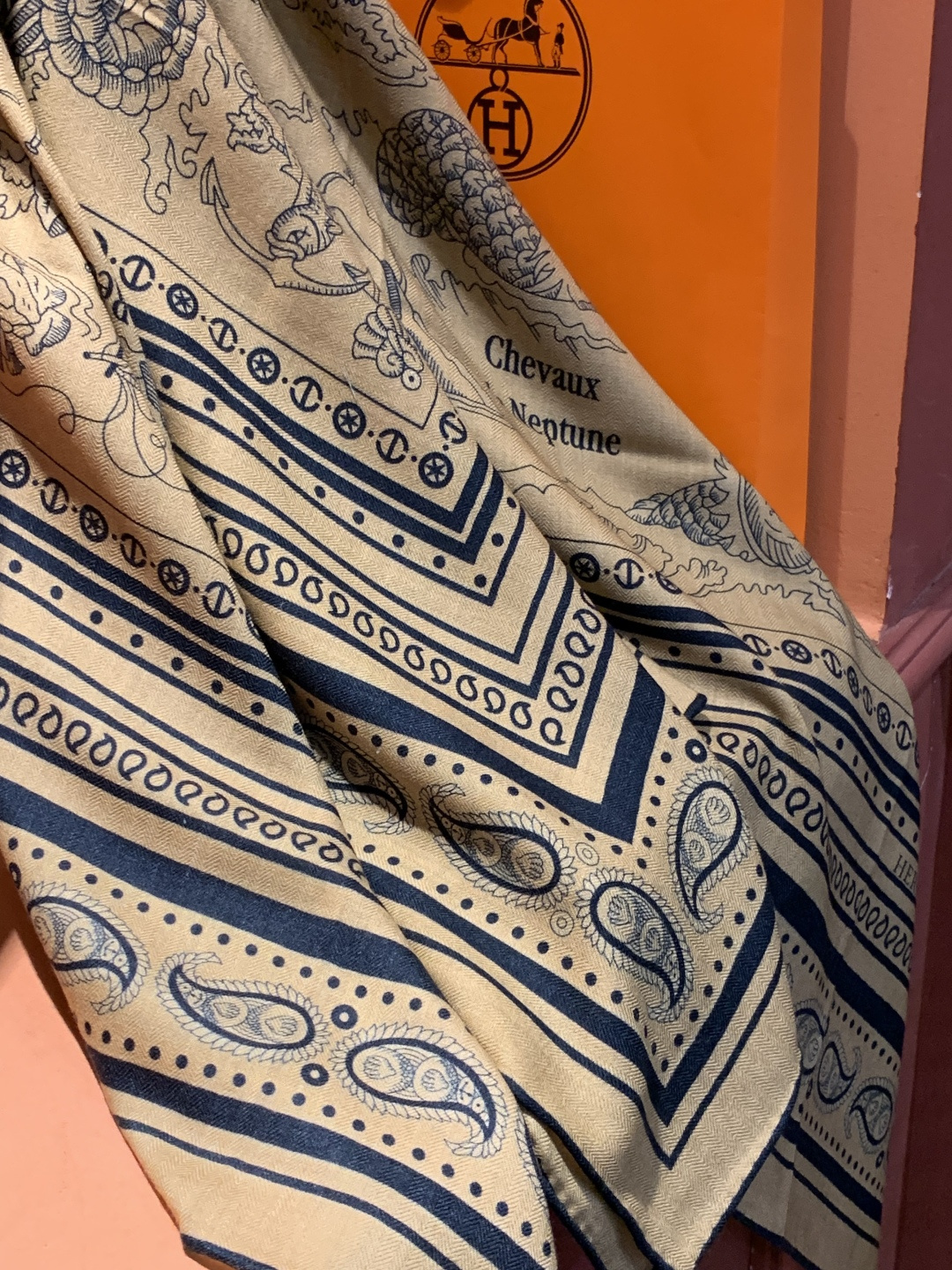 羊绒新款🆕👏👏买了都说好看‼️推荐💕爱马仕双面同色羊绒方巾【水手纹身双面同色140】，顶级工艺超值‼️爱