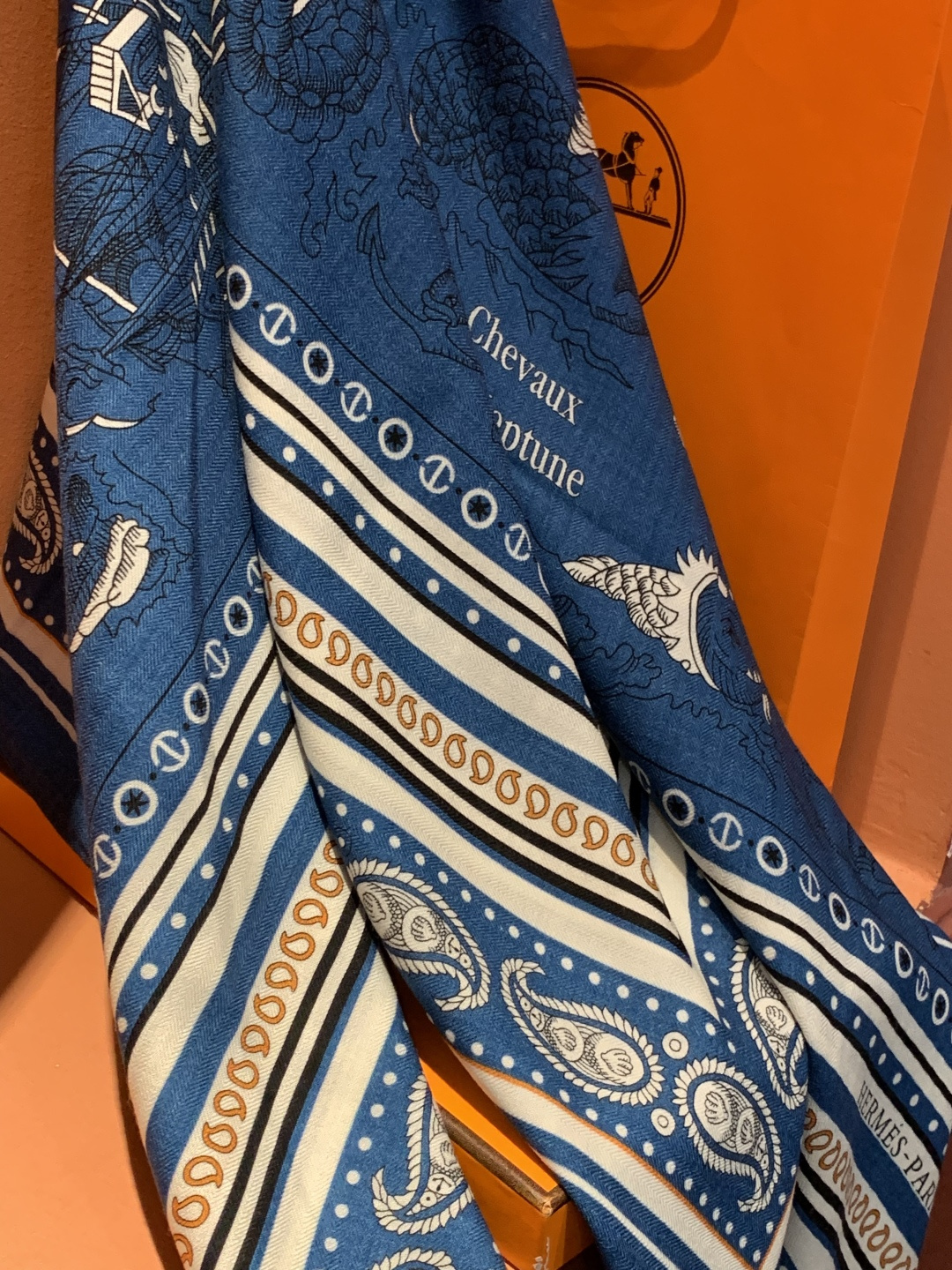 羊绒新款🆕👏👏买了都说好看‼️推荐💕爱马仕双面同色羊绒方巾【水手纹身双面同色140】，顶级工艺超值‼️爱