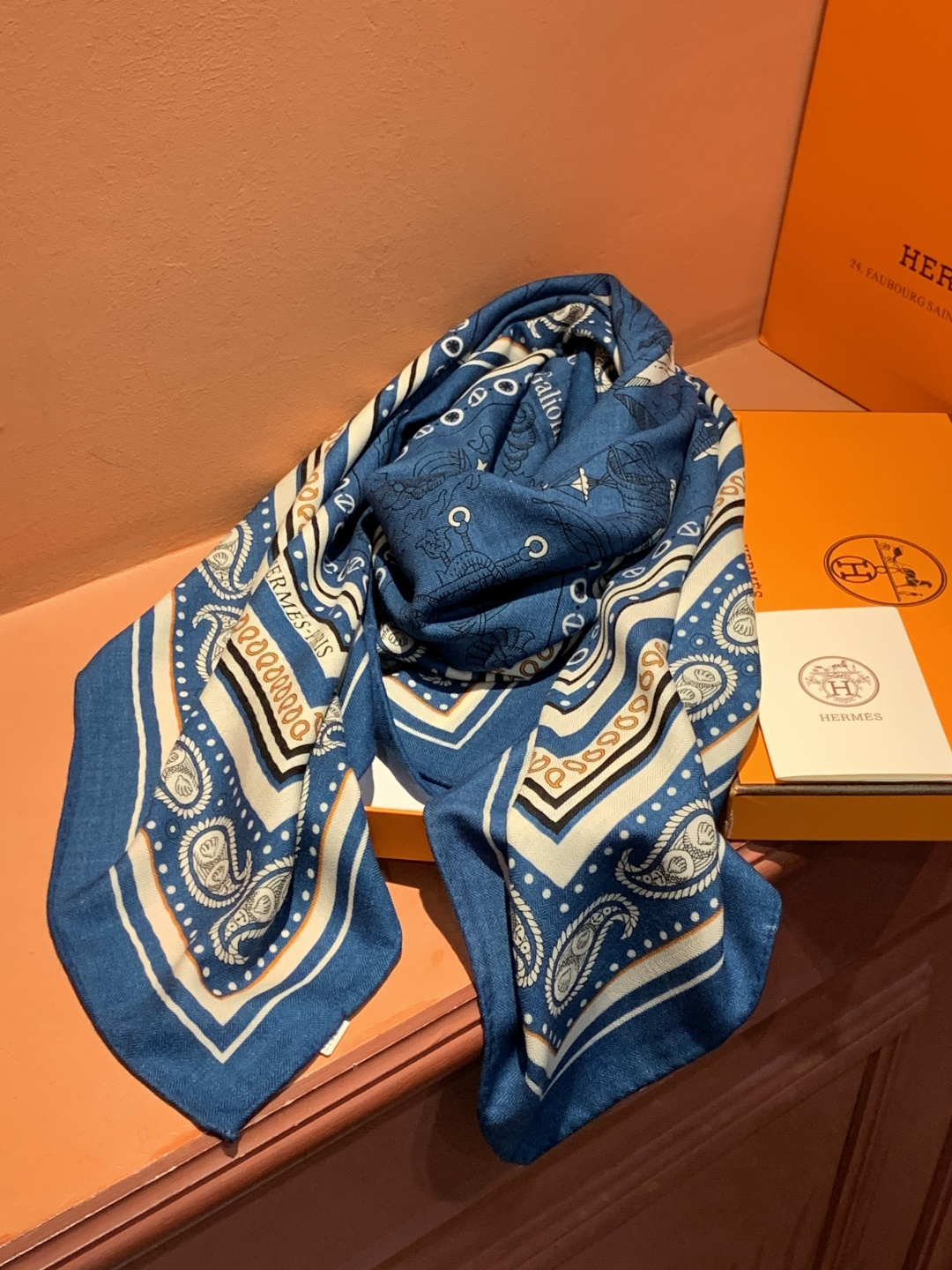 羊绒新款🆕👏👏买了都说好看‼️推荐💕爱马仕双面同色羊绒方巾【水手纹身双面同色140】，顶级工艺超值‼️爱