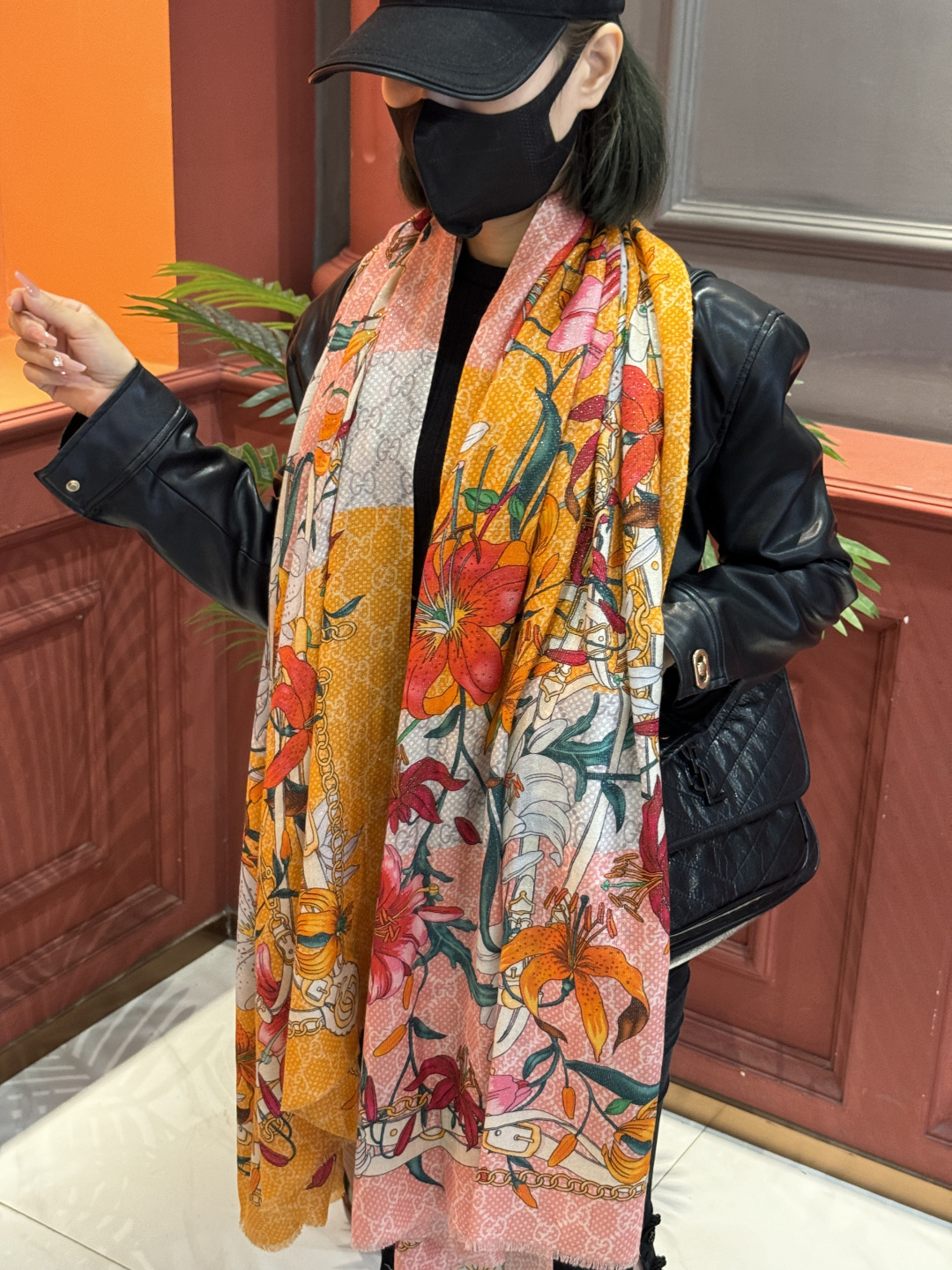 Gucci花卉羊绒围巾~超级抬气色！高级女人味！】羊绒围巾也能这么美！！！Gucci这款双面花卉羊绒围巾
