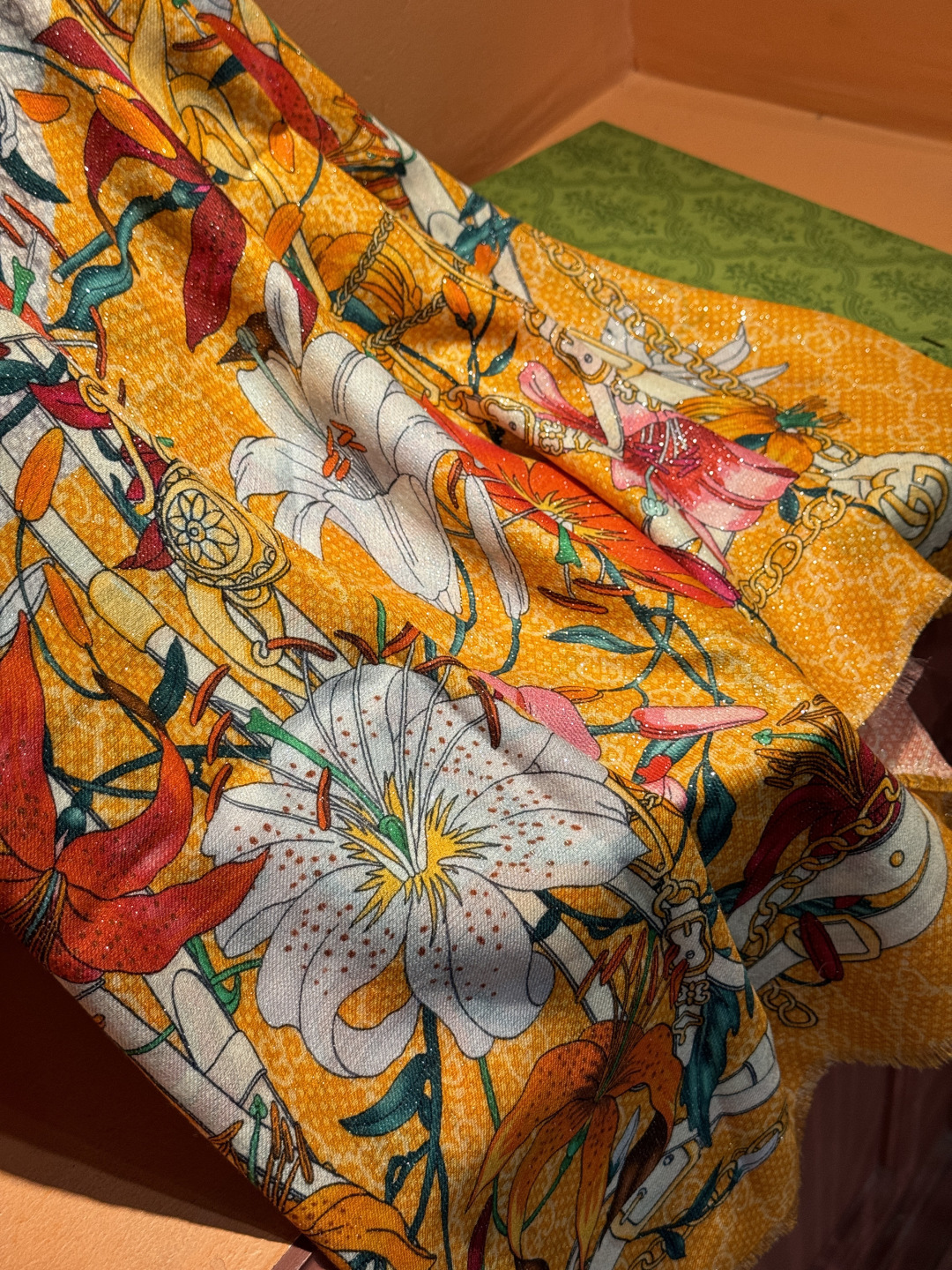 Gucci花卉羊绒围巾~超级抬气色！高级女人味！】羊绒围巾也能这么美！！！Gucci这款双面花卉羊绒围巾