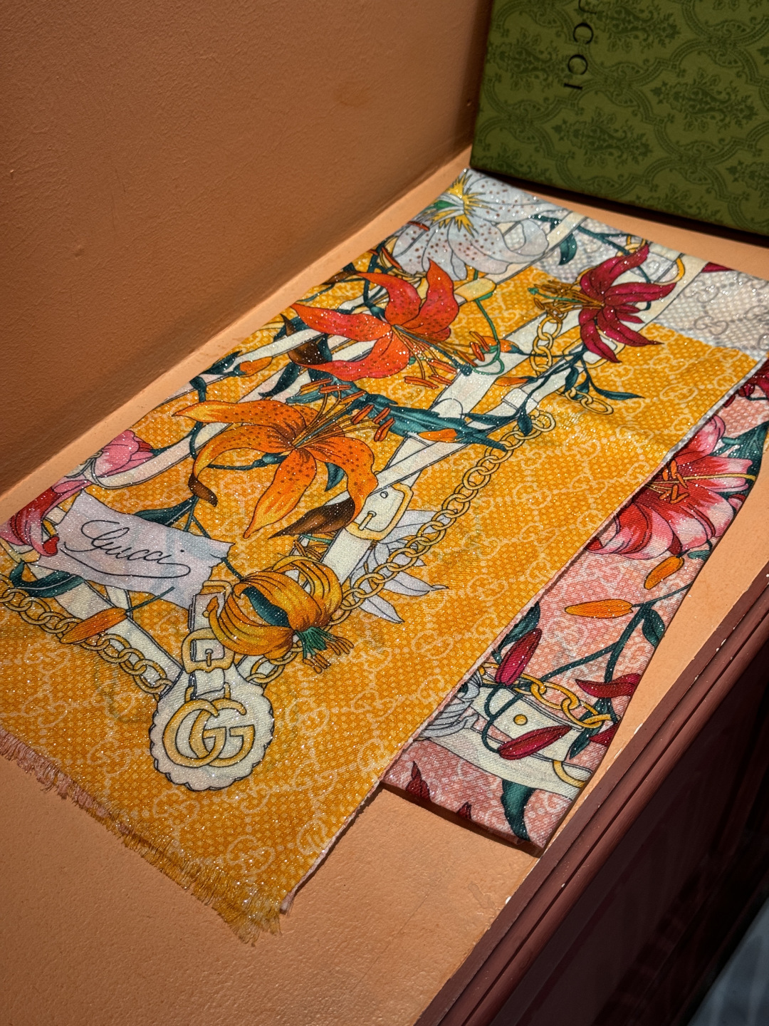 Gucci花卉羊绒围巾~超级抬气色！高级女人味！】羊绒围巾也能这么美！！！Gucci这款双面花卉羊绒围巾