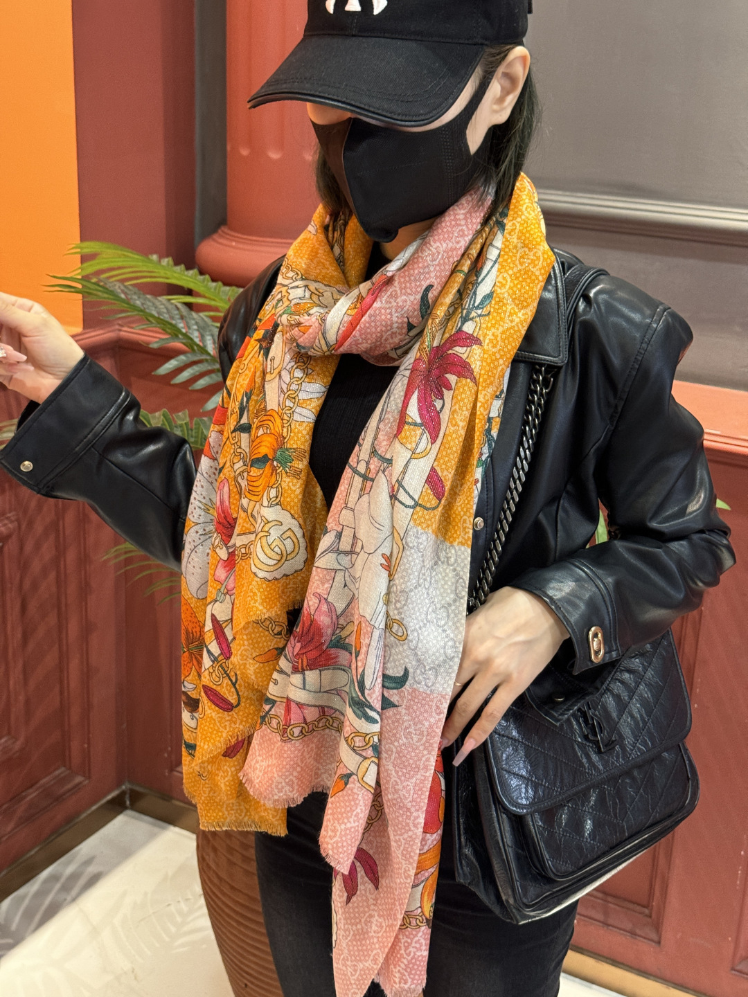 Gucci花卉羊绒围巾~超级抬气色！高级女人味！】羊绒围巾也能这么美！！！Gucci这款双面花卉羊绒围巾