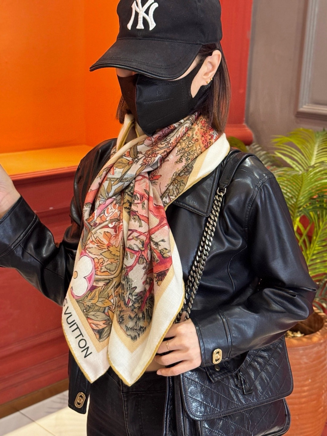 140双面丝绒披肩… LV手工卷边丝绒方巾（30%桑蚕丝70%羊绒）这款经典单品展现强大而迷人的女性魅力