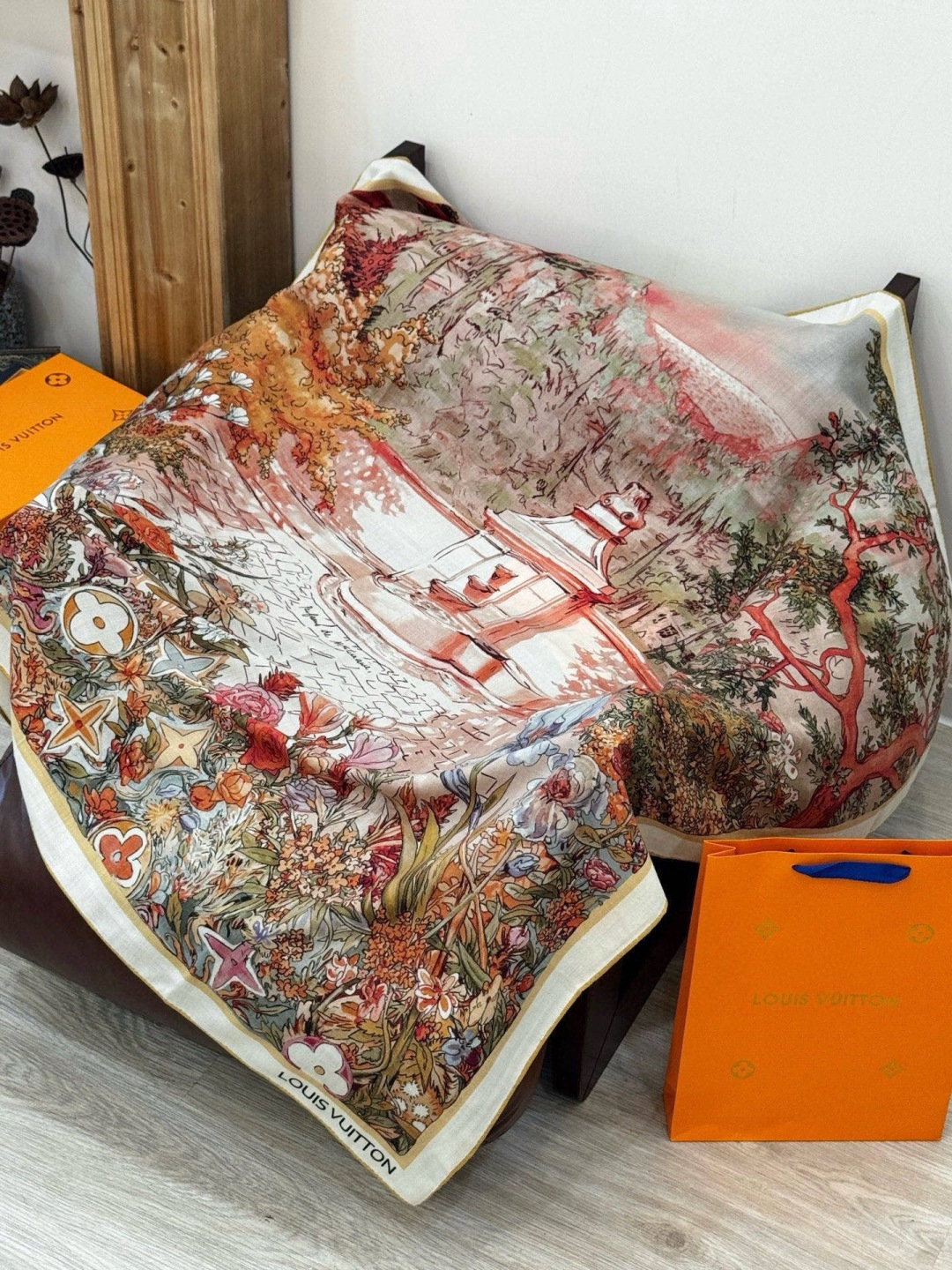 140双面丝绒披肩… LV手工卷边丝绒方巾（30%桑蚕丝70%羊绒）这款经典单品展现强大而迷人的女性魅力