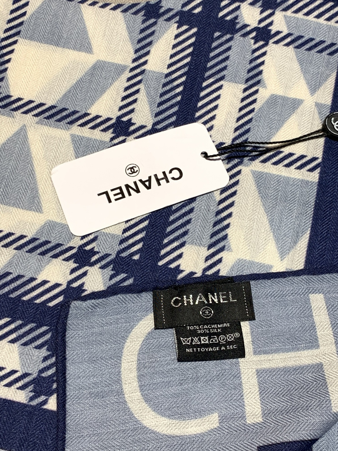 2025秋冬高级成衣系列～Chanel 【140双面同色丝绒披肩】此系列谱写一曲自由轻灵的赞歌本系列作品