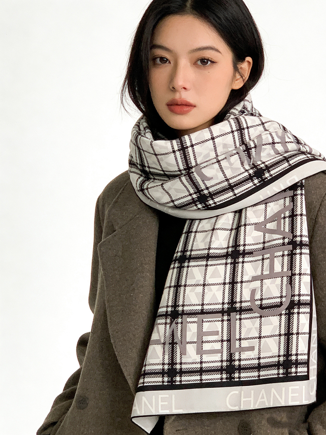 2025秋冬高级成衣系列～Chanel 【140双面同色丝绒披肩】此系列谱写一曲自由轻灵的赞歌本系列作品