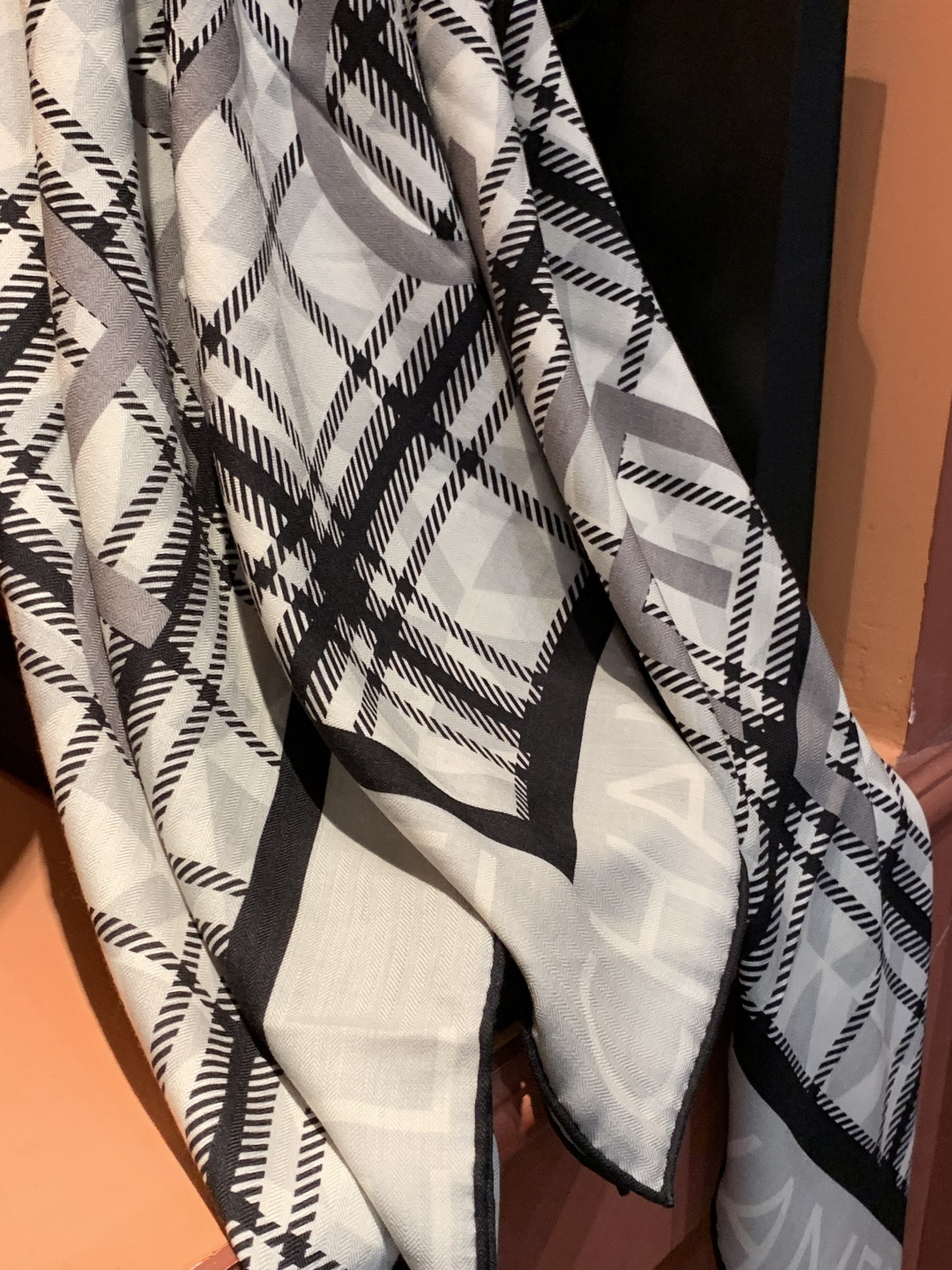 2025秋冬高级成衣系列～Chanel 【140双面同色丝绒披肩】此系列谱写一曲自由轻灵的赞歌本系列作品