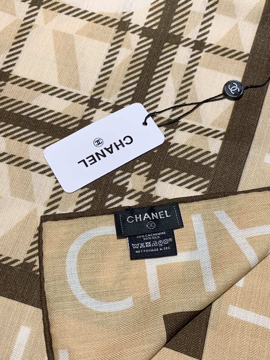 2025秋冬高级成衣系列～Chanel 【140双面同色丝绒披肩】此系列谱写一曲自由轻灵的赞歌本系列作品