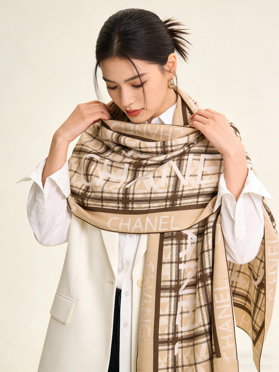 2025秋冬高级成衣系列～Chanel 【140双面同色丝绒披肩】此系列谱写一曲自由轻灵的赞歌本系列作品