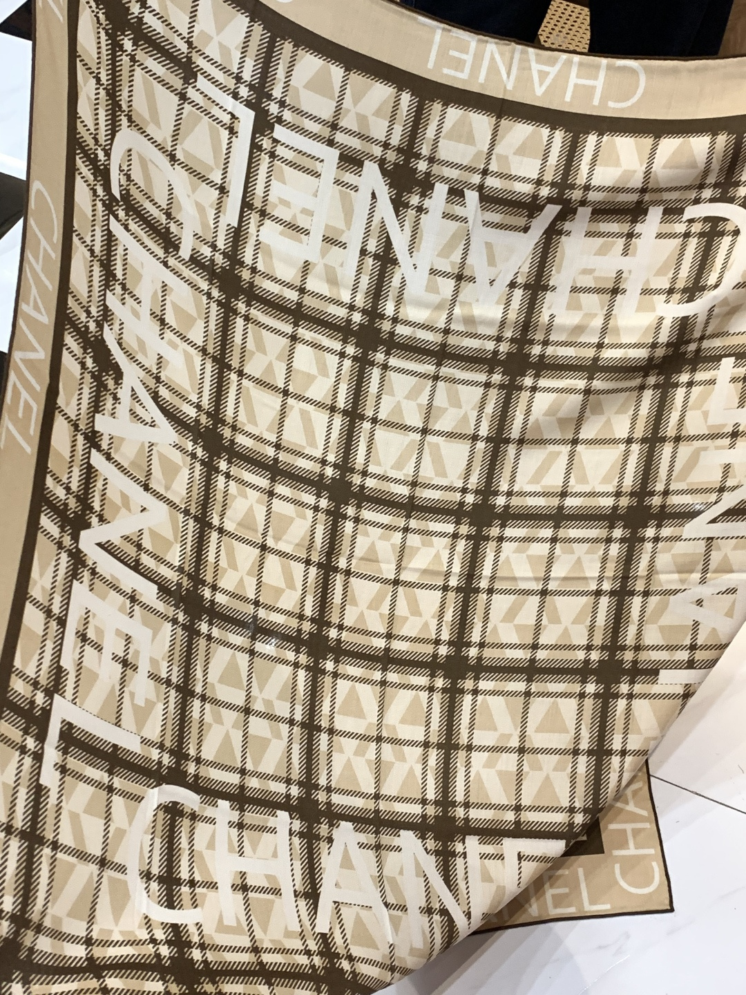 2025秋冬高级成衣系列～Chanel 【140双面同色丝绒披肩】此系列谱写一曲自由轻灵的赞歌本系列作品