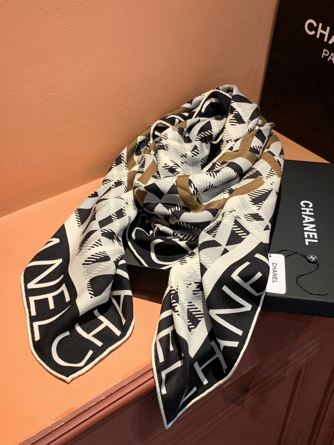 2025秋冬高级成衣系列～Chanel 【140双面同色丝绒披肩】此系列谱写一曲自由轻灵的赞歌本系列作品