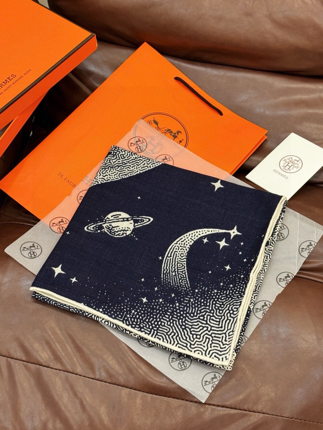 HERMES爱马仕新款|月光飞马Clair de Lune羊绒和真丝披肩，手工卷边(70%羊绒，30%真