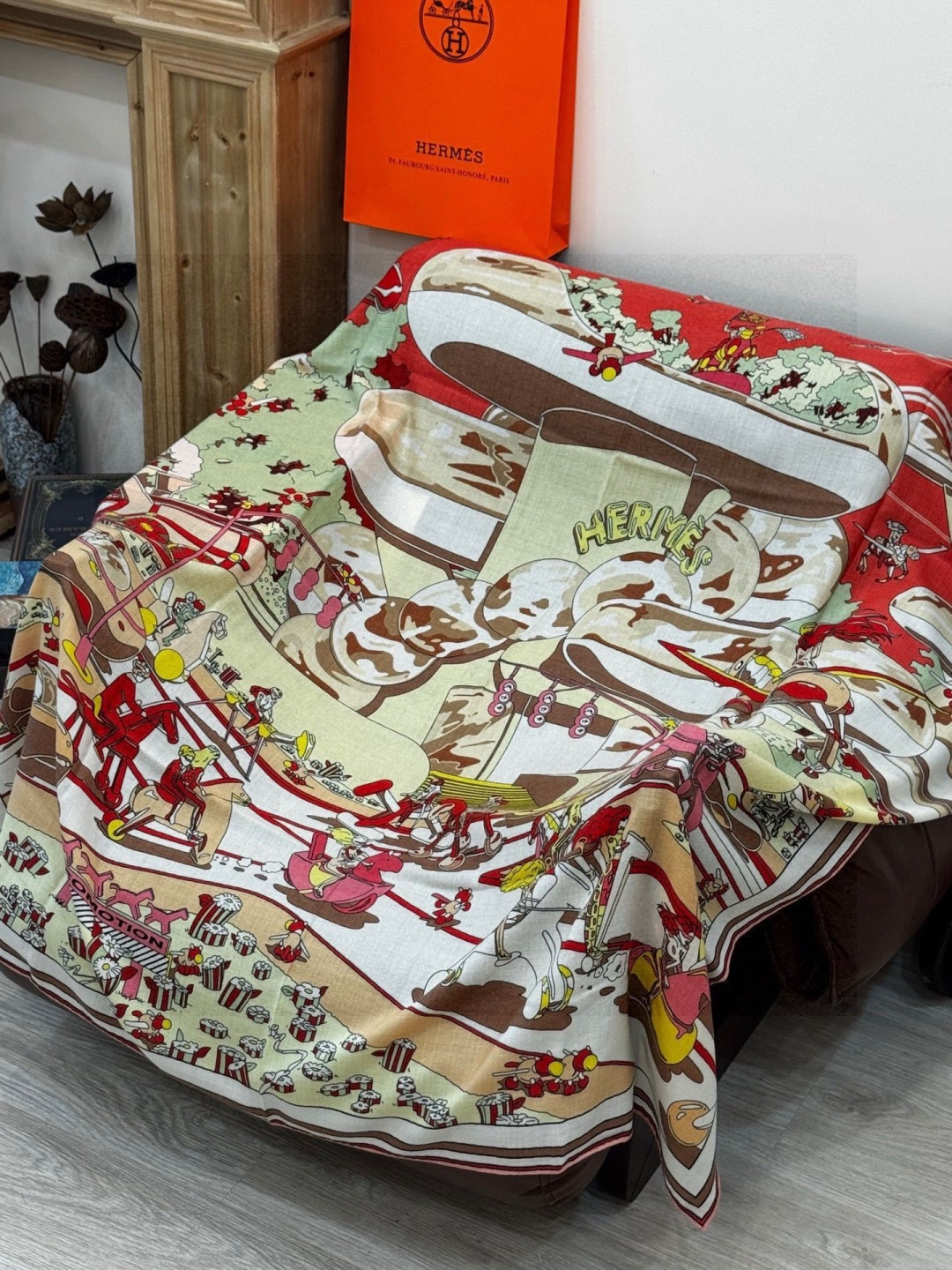 H，目前最热门的 “超现实爱马仕枢纽” 风靡全宇宙，听名字就充斥着未来空间♥️艺术品一样的存在，会绝版的