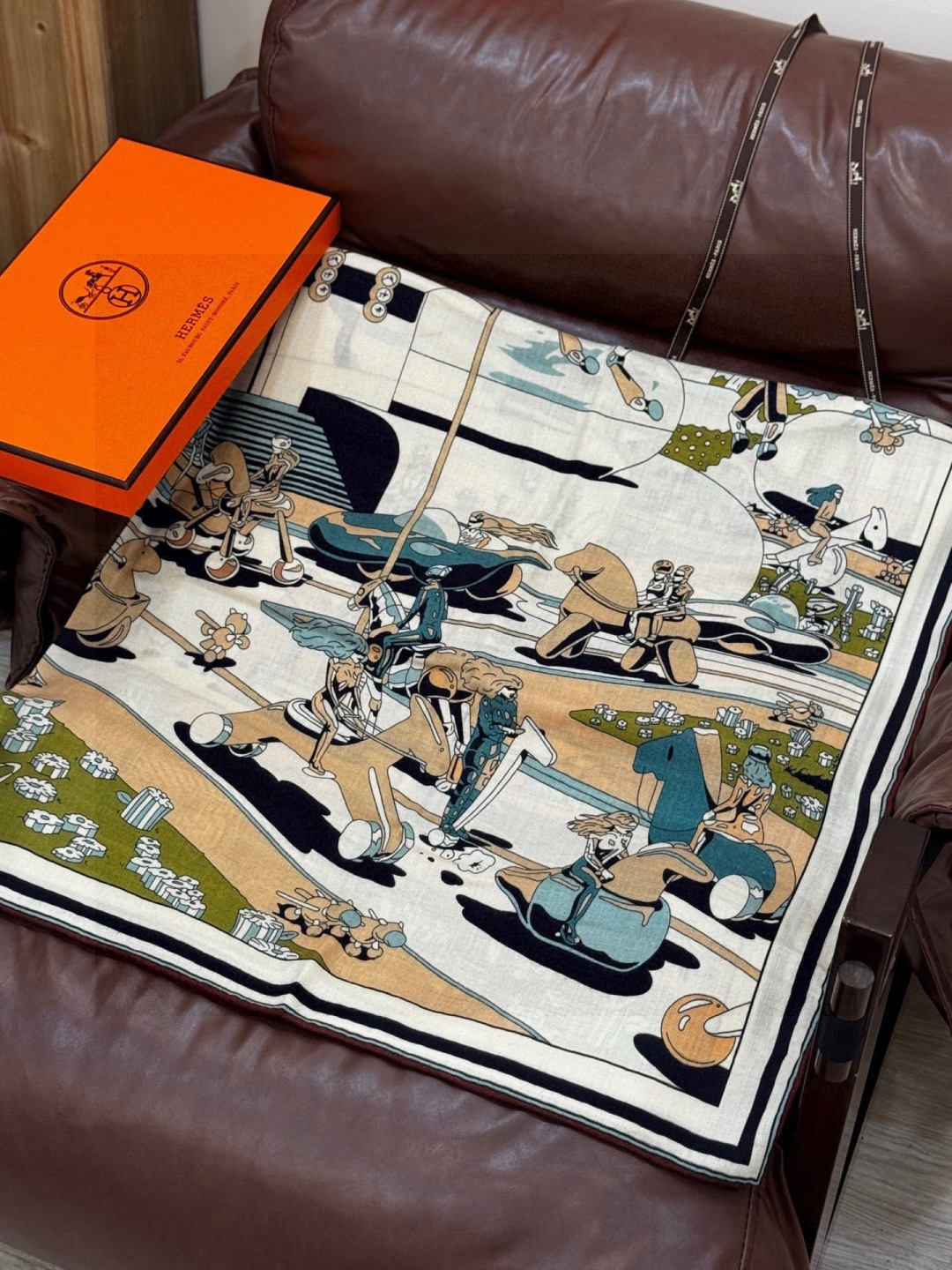 H，目前最热门的 “超现实爱马仕枢纽” 风靡全宇宙，听名字就充斥着未来空间♥️艺术品一样的存在，会绝版的