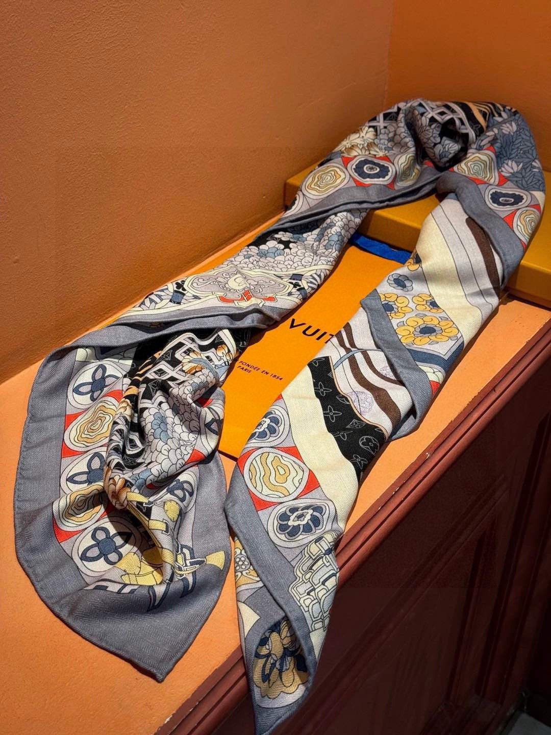 羊绒方巾😍真心赞👍本款Malles Merveilleuses驴家羊绒方巾，以满溢艺术气息的设计诠释19