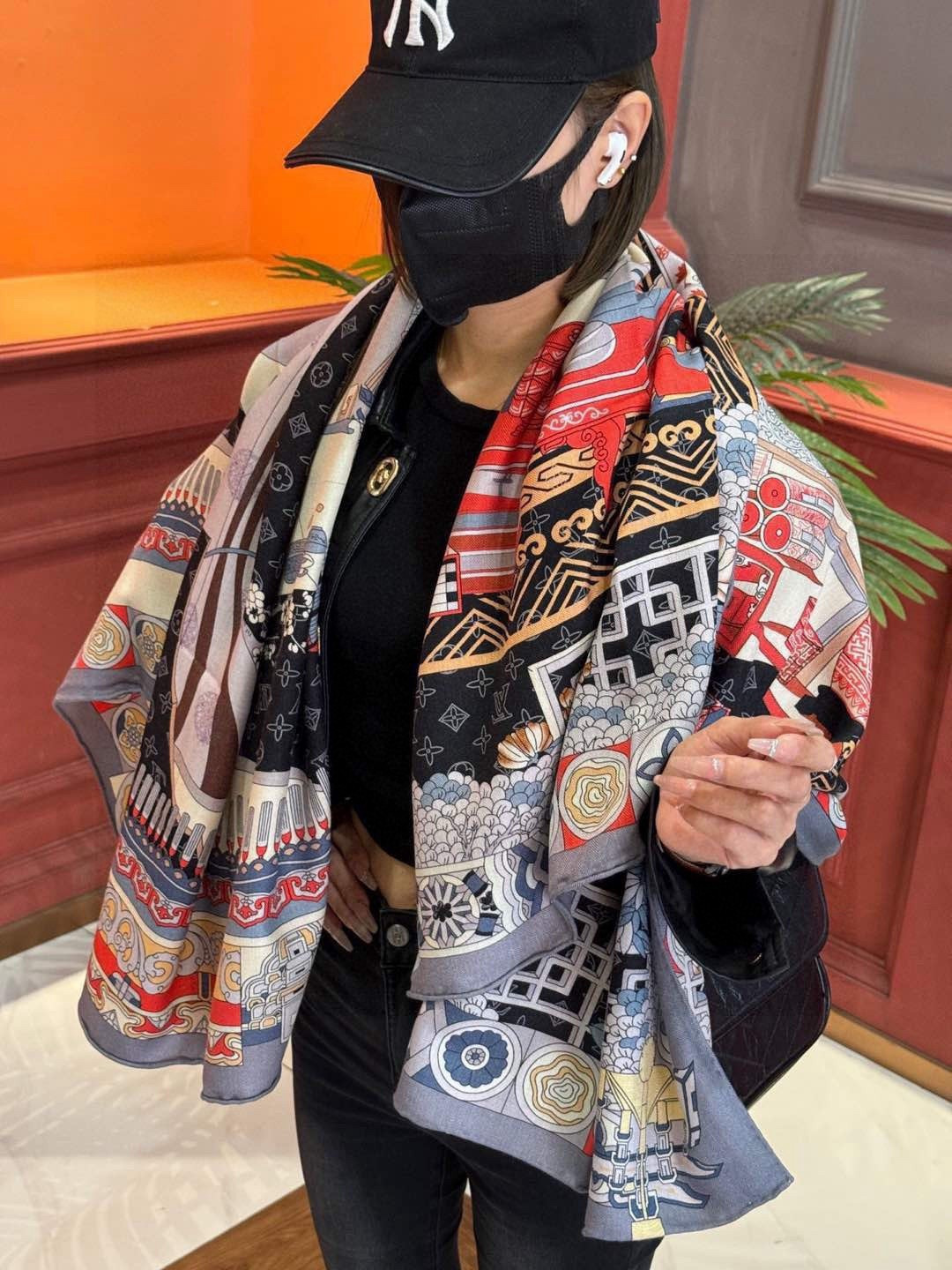 羊绒方巾😍真心赞👍本款Malles Merveilleuses驴家羊绒方巾，以满溢艺术气息的设计诠释19