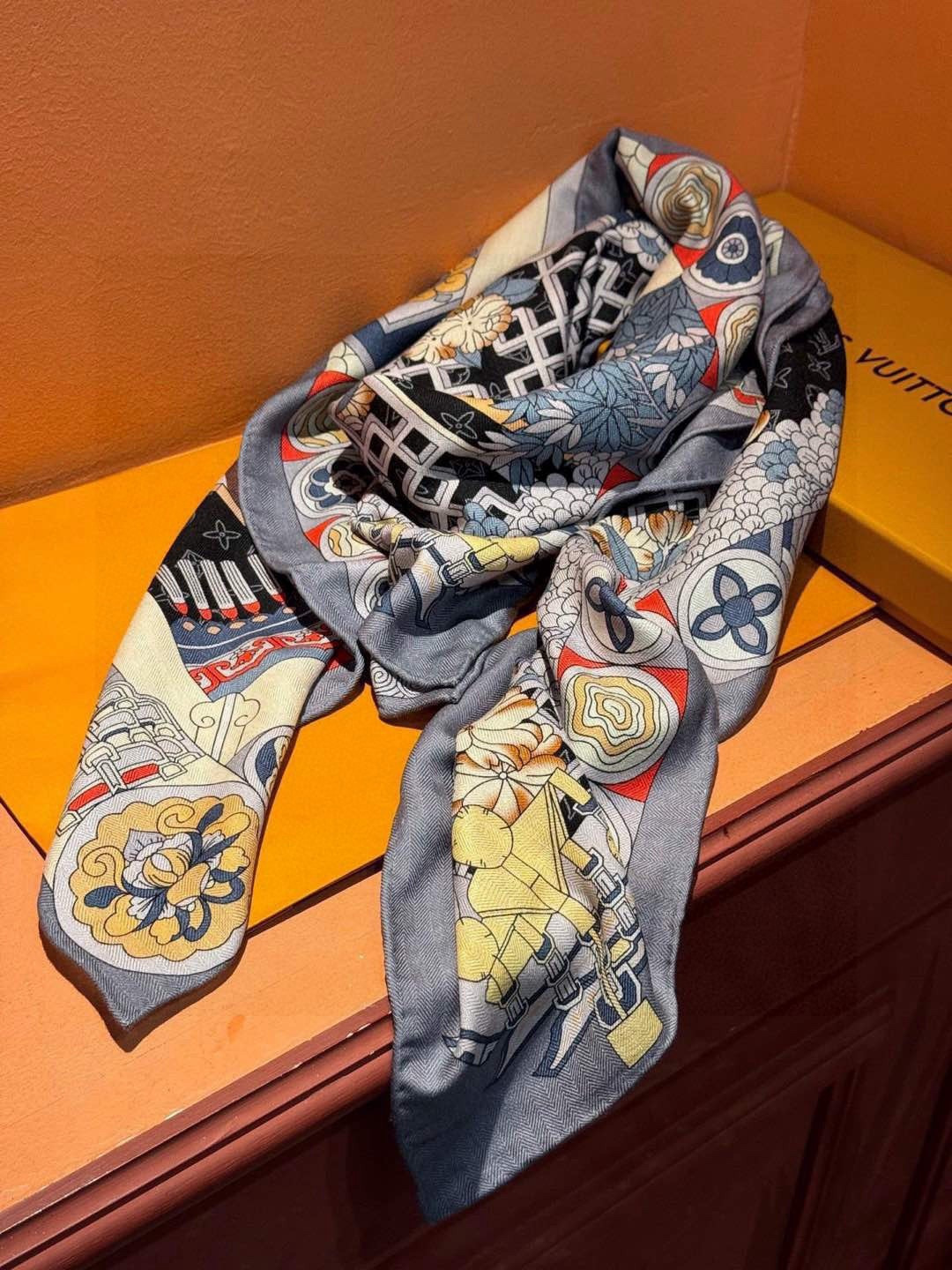 羊绒方巾😍真心赞👍本款Malles Merveilleuses驴家羊绒方巾，以满溢艺术气息的设计诠释19