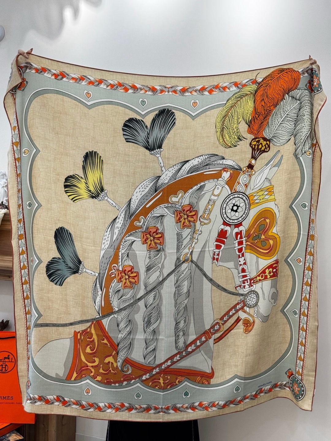 【双面同色】原单爱马仕140cm丝绒方巾💕 甜蜜的鞍具，装饰家芳登和佩西耶设计的一款餐盘增添骑士般的浪漫