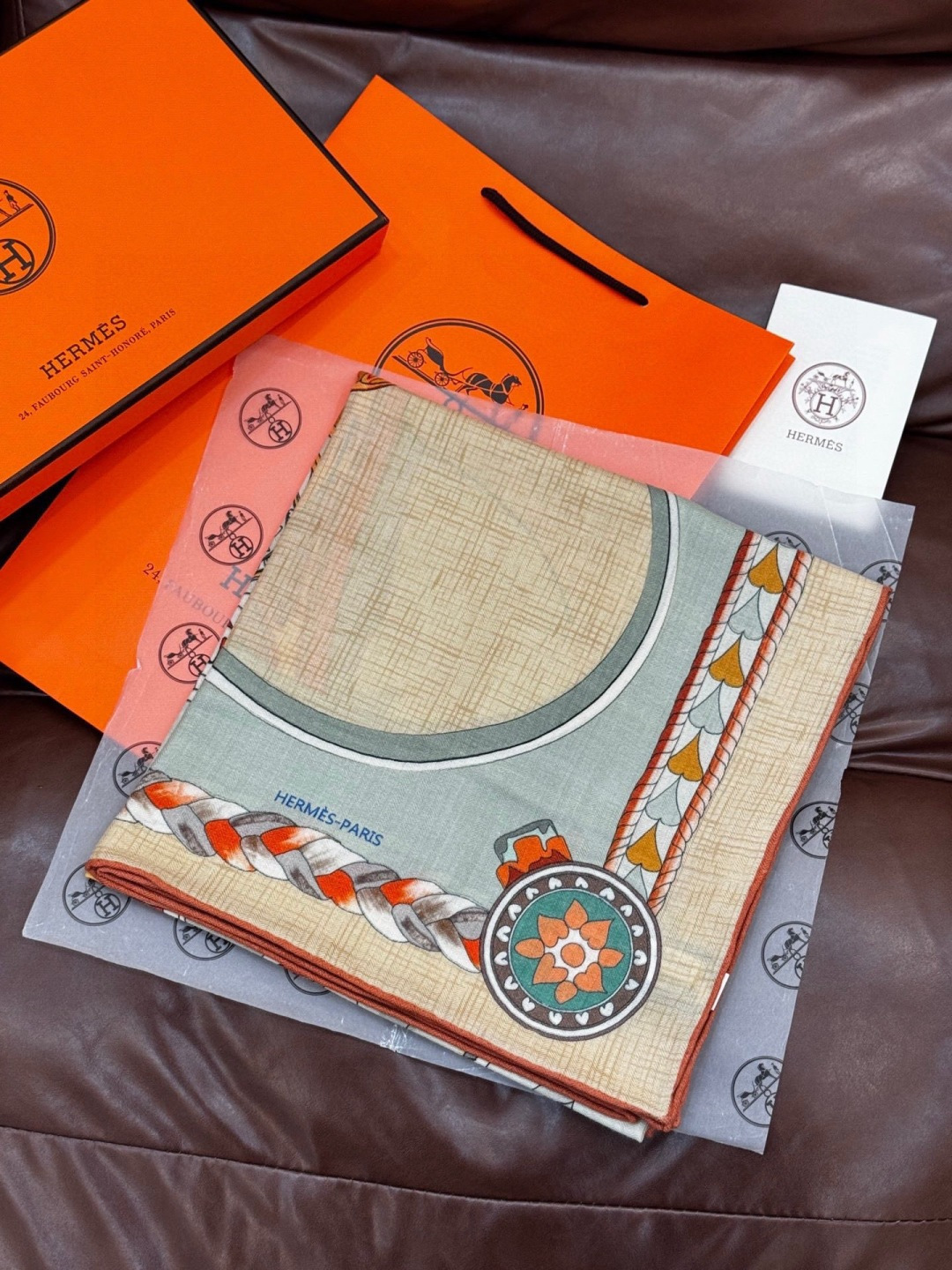 【双面同色】原单爱马仕140cm丝绒方巾💕 甜蜜的鞍具，装饰家芳登和佩西耶设计的一款餐盘增添骑士般的浪漫