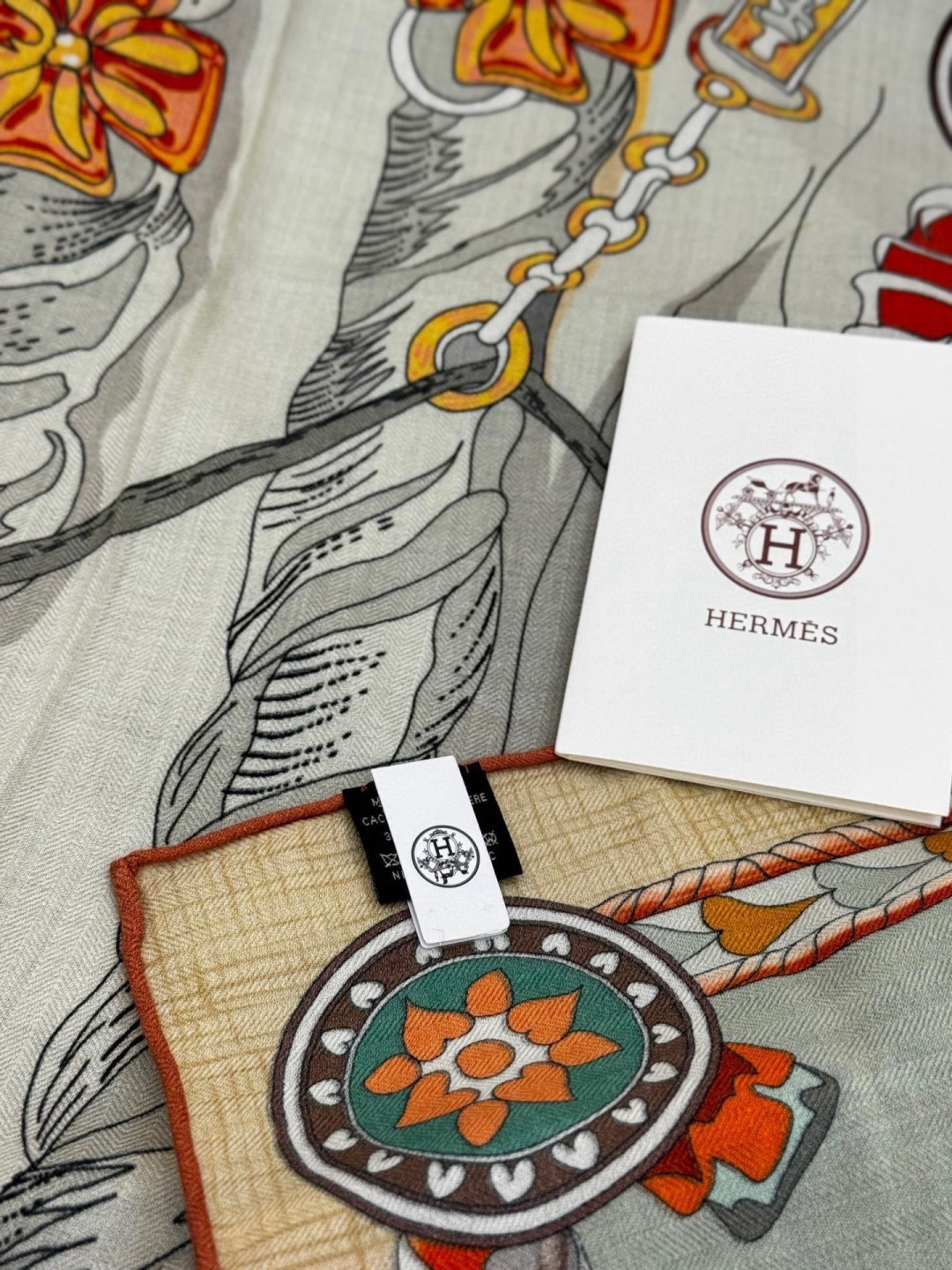 【双面同色】原单爱马仕140cm丝绒方巾💕 甜蜜的鞍具，装饰家芳登和佩西耶设计的一款餐盘增添骑士般的浪漫