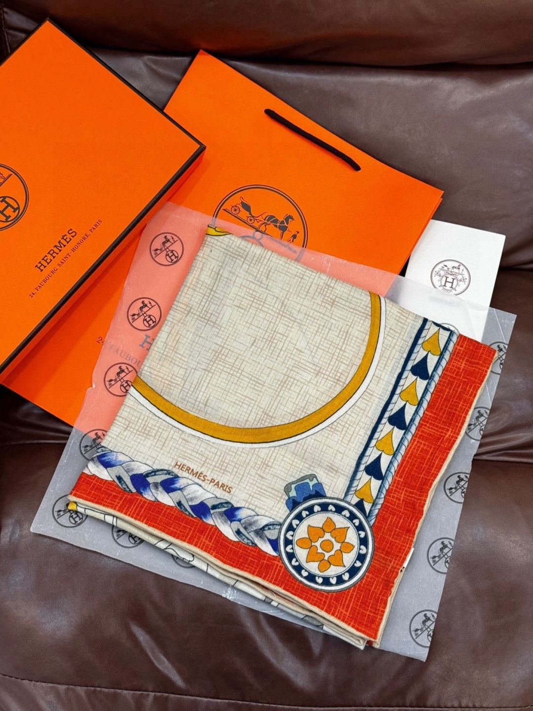 【双面同色】原单爱马仕140cm丝绒方巾💕 甜蜜的鞍具，装饰家芳登和佩西耶设计的一款餐盘增添骑士般的浪漫