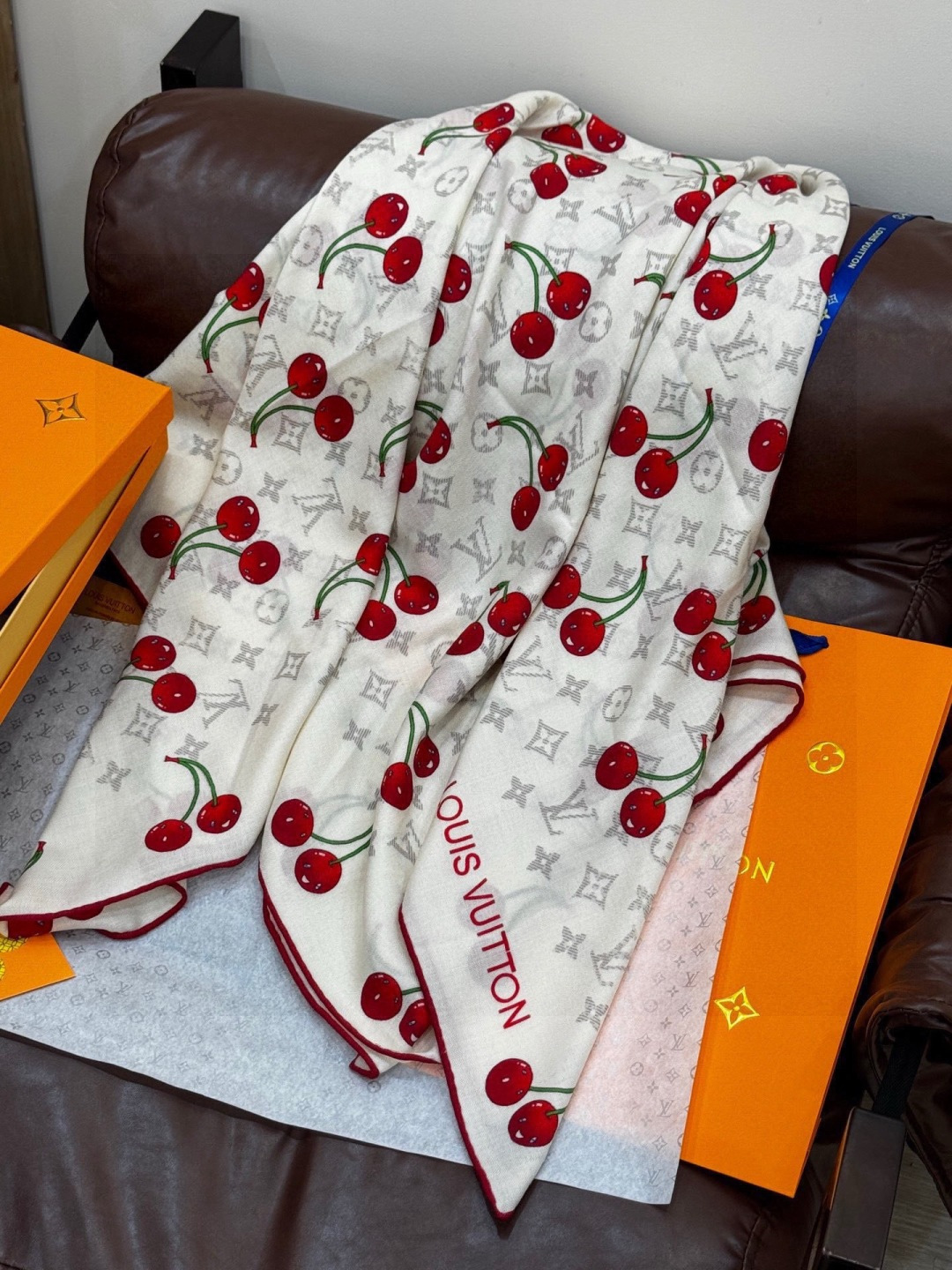 LV X TM MONOGRAMCERISE 140丝绒方巾【140双面丝绒同色】LV × TM Mon